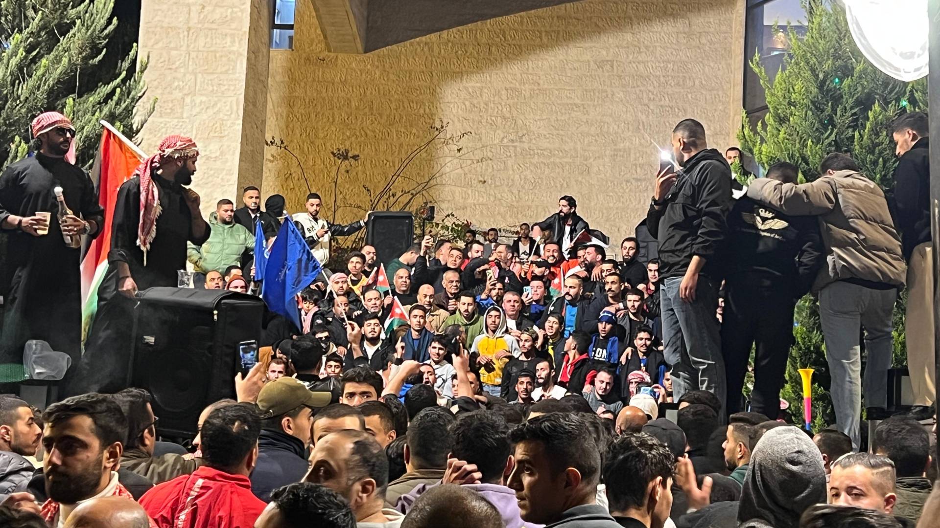 الجماهير المحتفلة