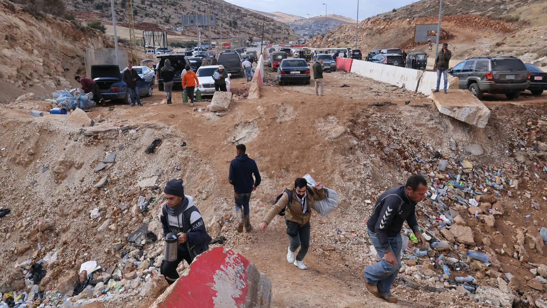 سكان في جنوب لبنان يتركزن منازلهم