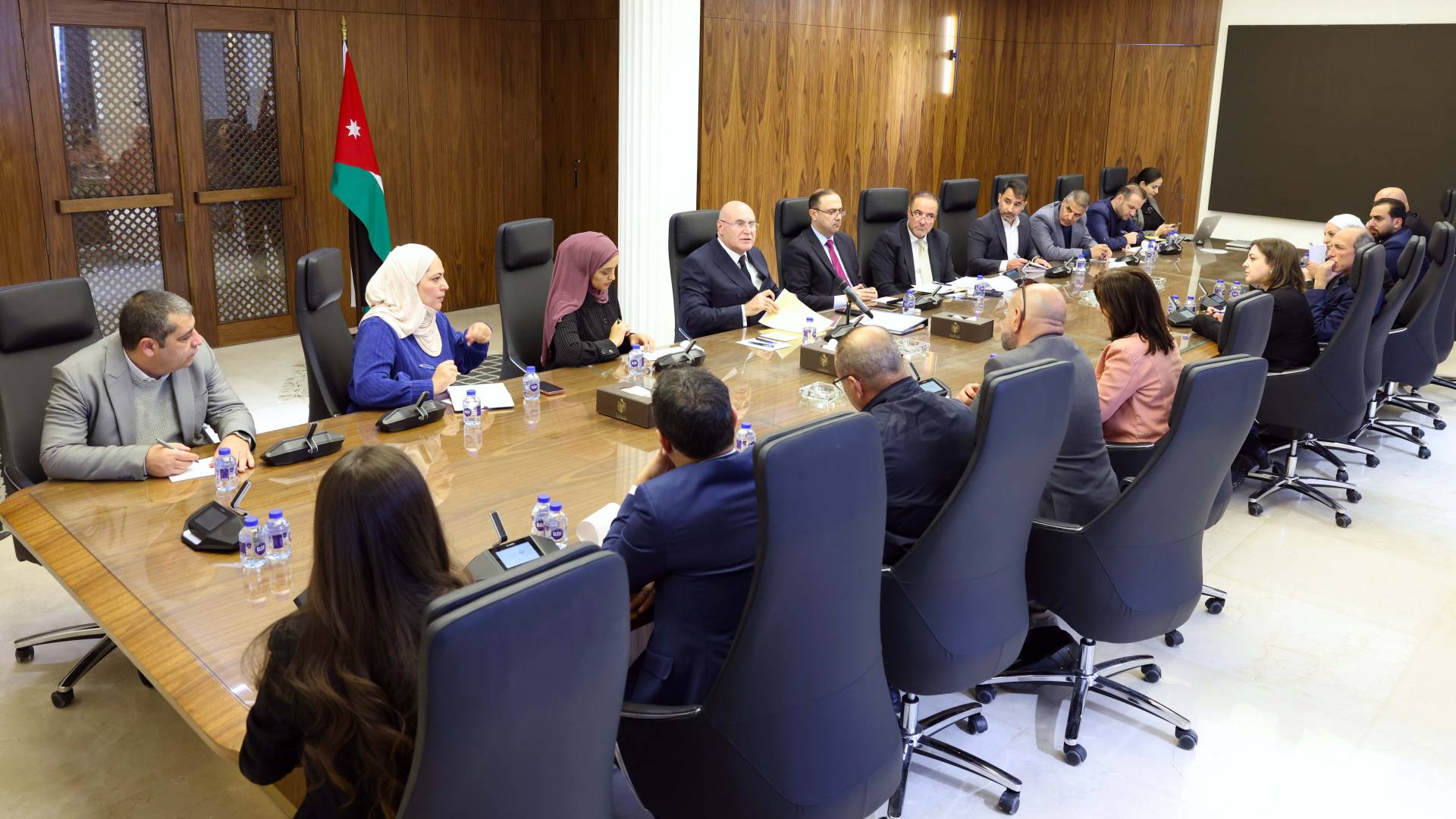 الحكومة تتعهد في ضبط الدين العام بشكل دقيق وتؤكد التزامها بتسديد ديونها