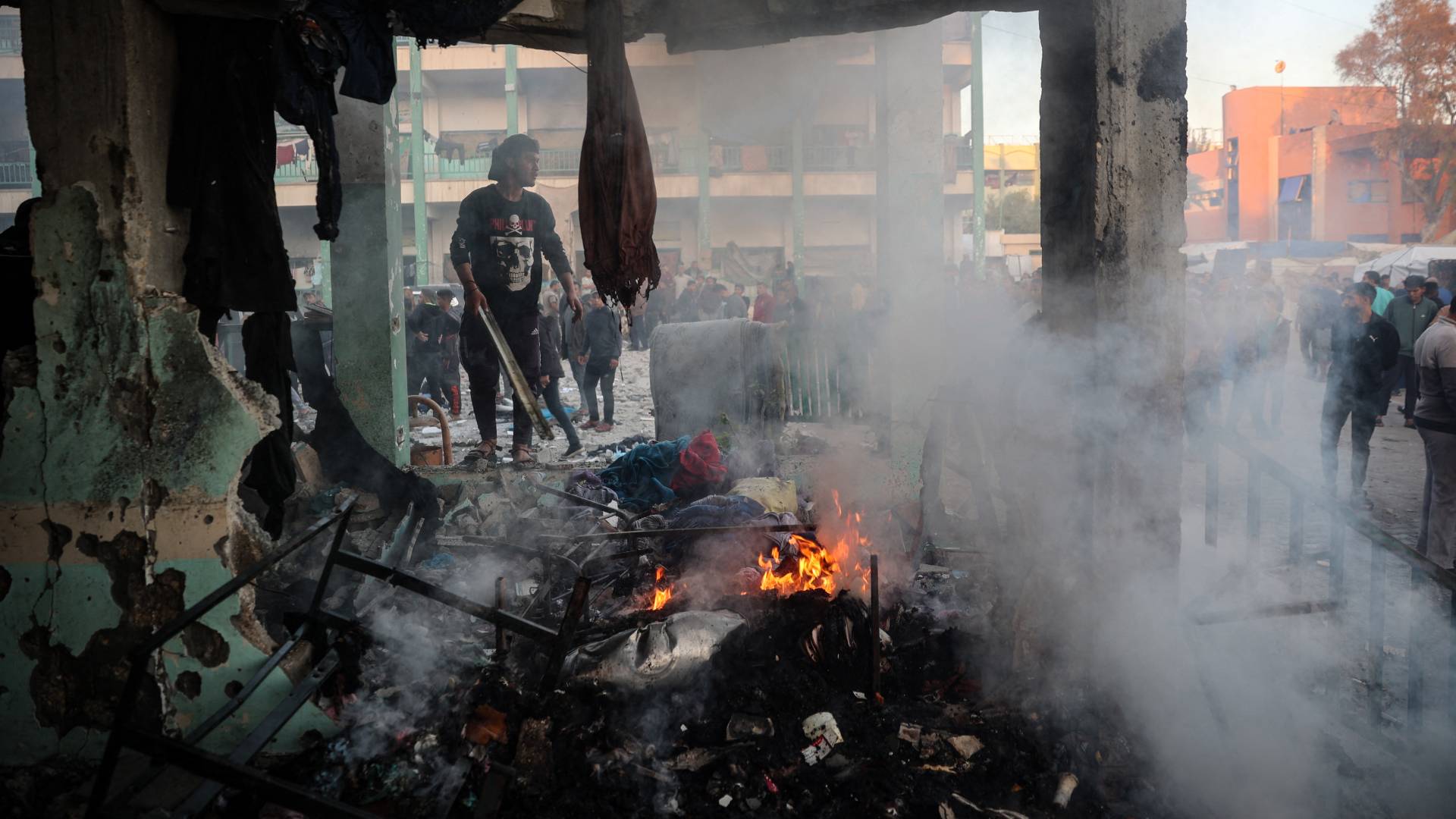 حريق وسط الأنقاض عقب غارة للاحتلال استهدفت مدرسة تؤوي نازحين وسط غزة