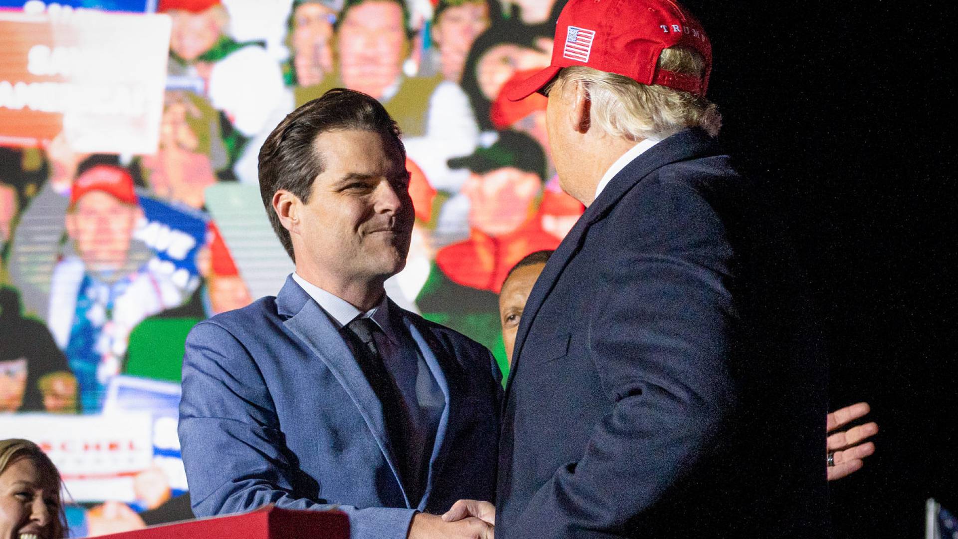 صورة تجمع ترمب بالمرشح لتولي وزارة العدل مات غيتس