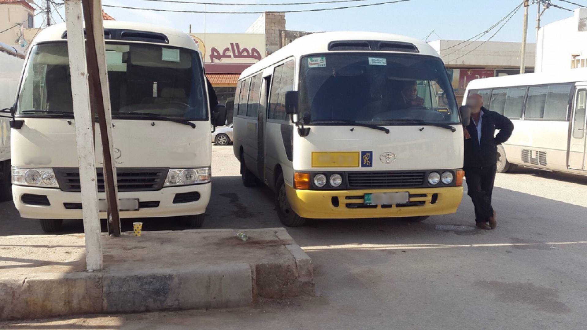 "كنترولية الباصات" يواجهون مصير البطالة في الأردن