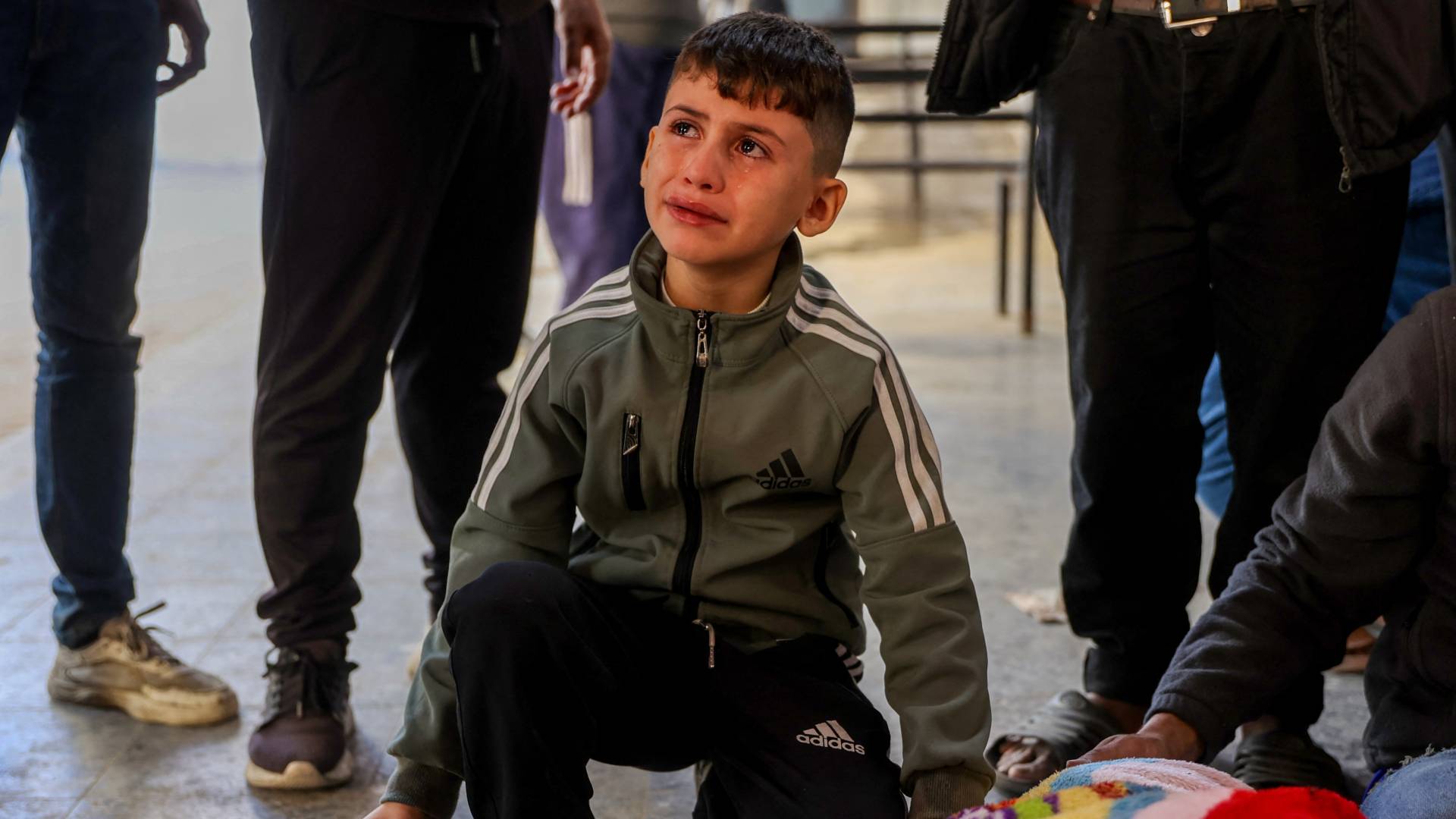طفل فلسطيني أفراد عائلته في قطاع غزة
