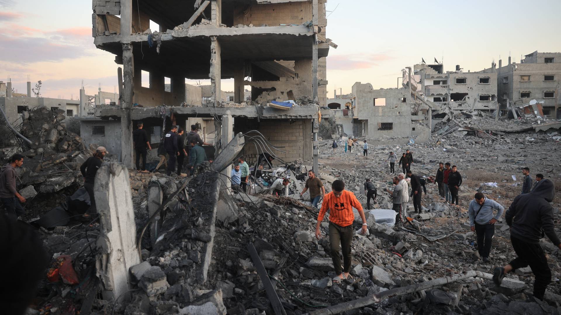 دمار بموقع غارة جوية للاحتلال استدفت مخيم البريج وسط قطاع غزة