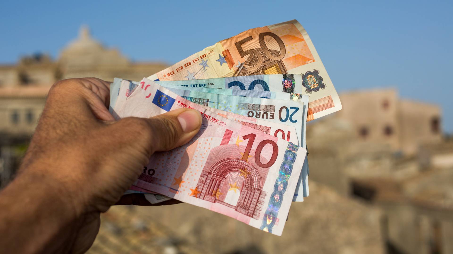 إقليم أوروبي يوزع فوائض الميزانية المالية على السكان