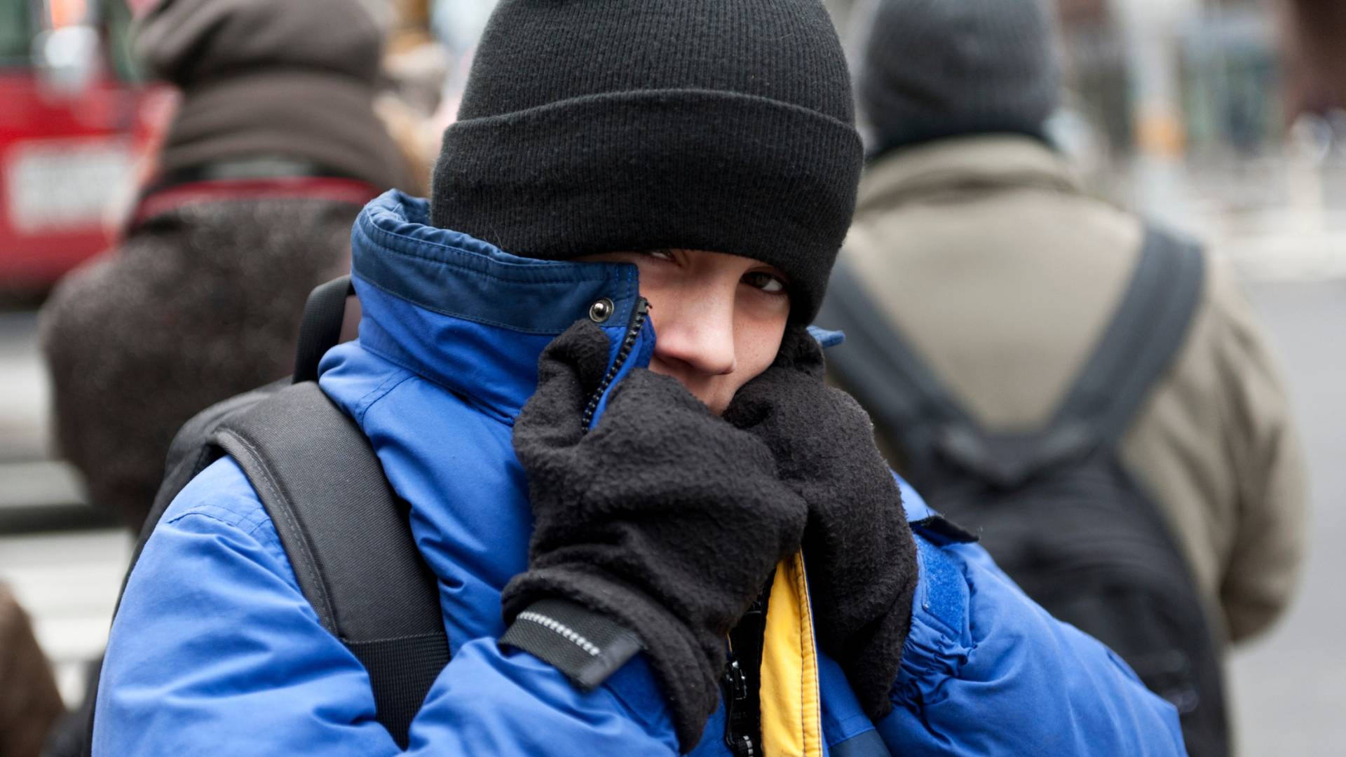 شخص يرتدي ملابس دافئة في الأجواء الباردة