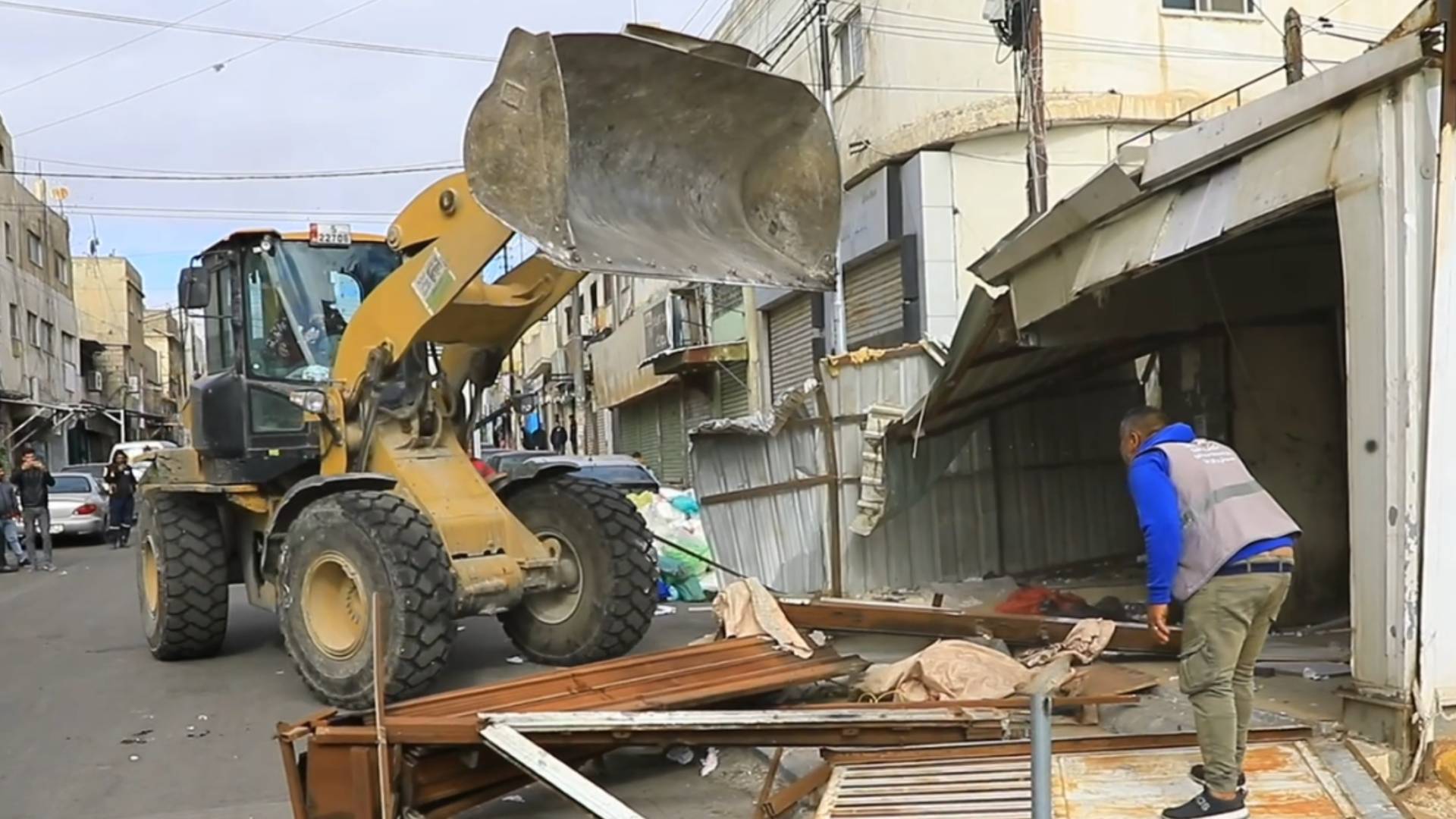 إزالة مخالفات واعتداءات على الأرصفة في الوحدات