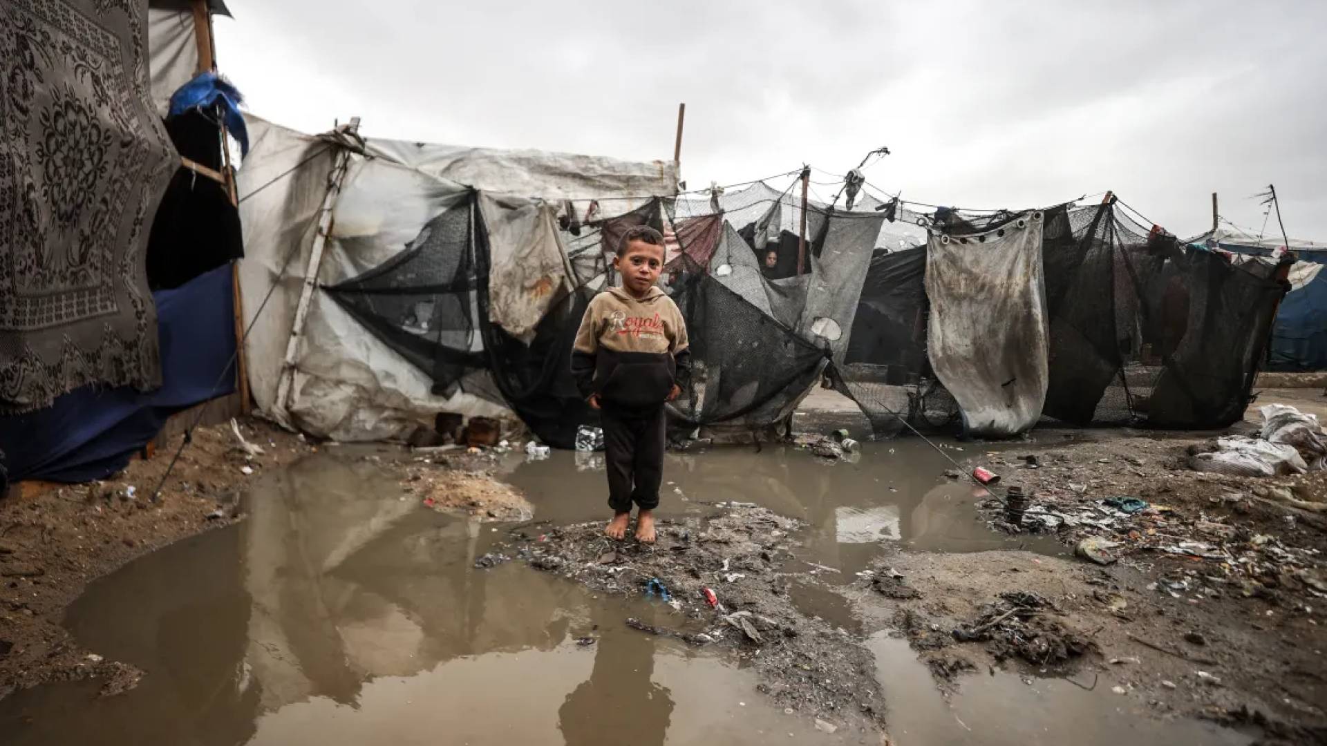 موجة البرد تعصف بخيام النازحين في غزة و417 يوما من العدوان.. وصواريخ تهز نهاريا