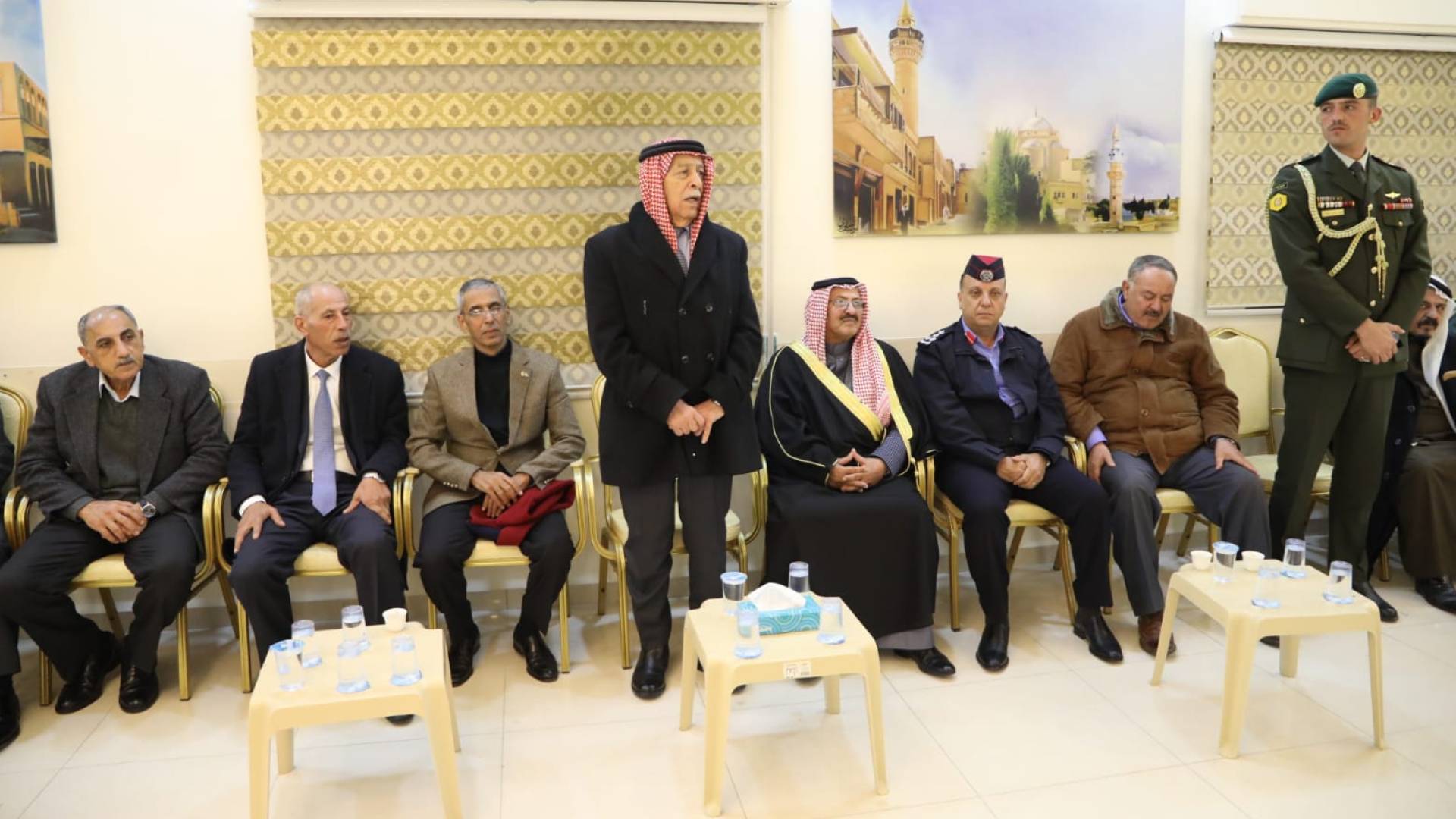 رئيس الديوان الملكي الهاشمي يوسف العيسوي خلال تأدية واجب العزاء