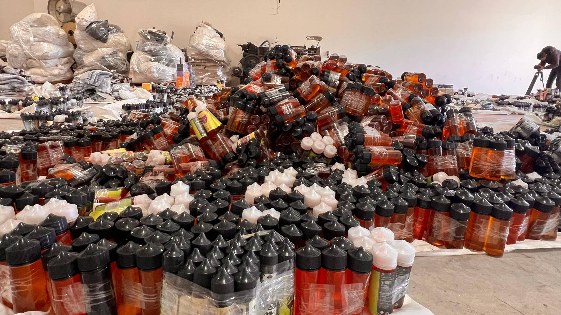 عبوات جوس ومعسل منتهي الصلاحية