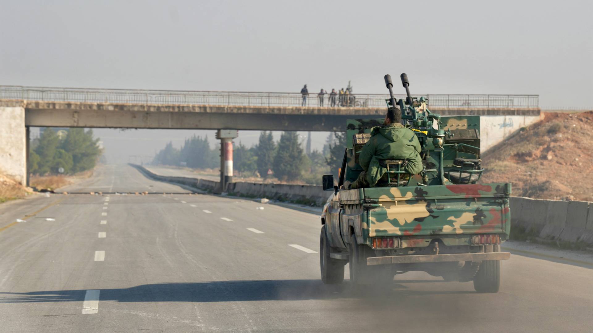 مسلحون يقودون سياراتهم على الطريق السريع الدولي في منطقة الزربة "أ ف ب"