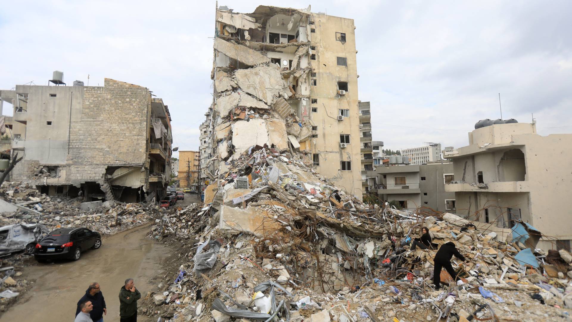 لبنانيون نازحون يعودون إلى مدينة النبطية الجنوبية