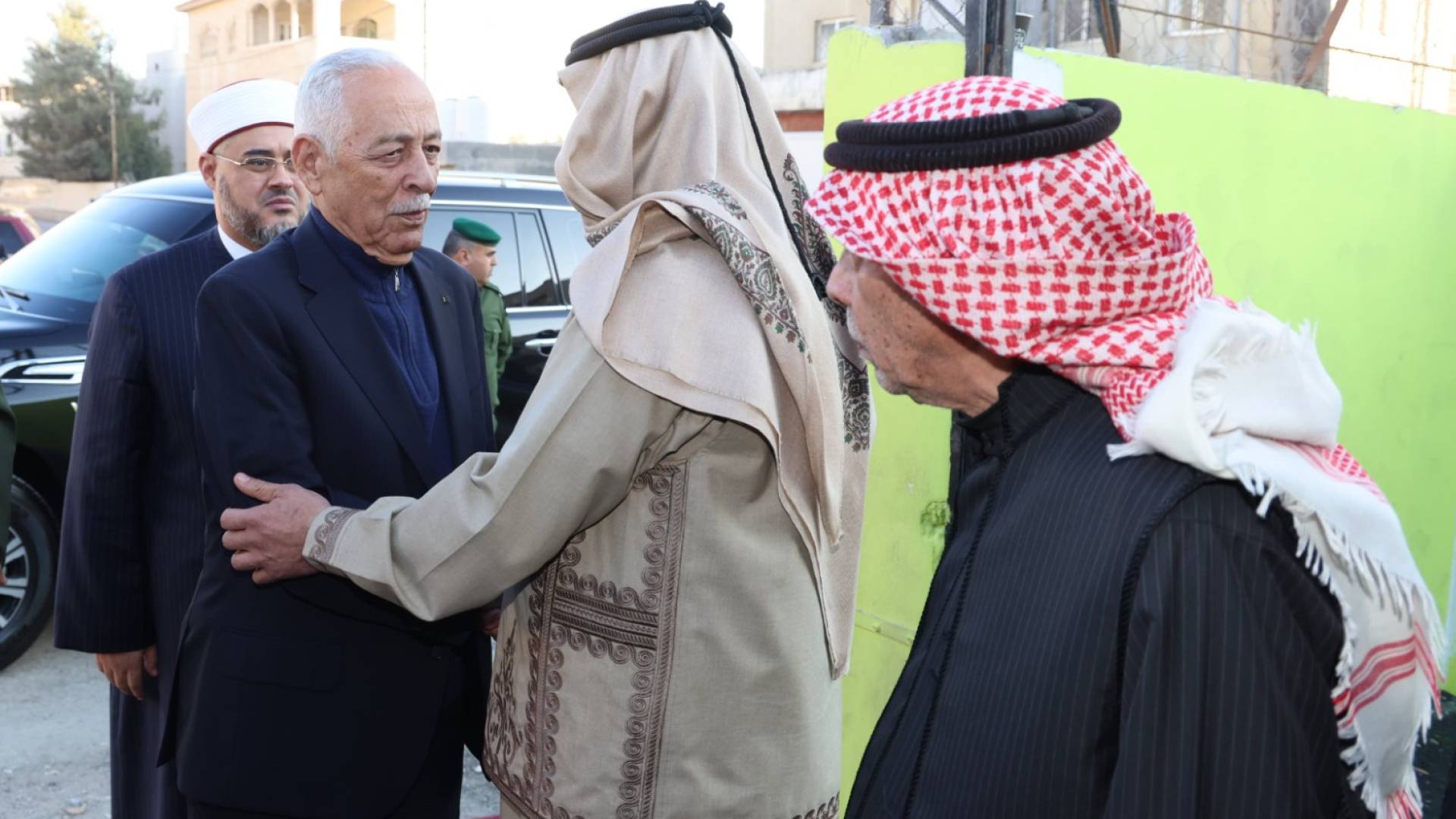 مندوبا عن الملك وولي العهد.. العيسوي يعزي عشيرتي الحنيفات والمحارمة