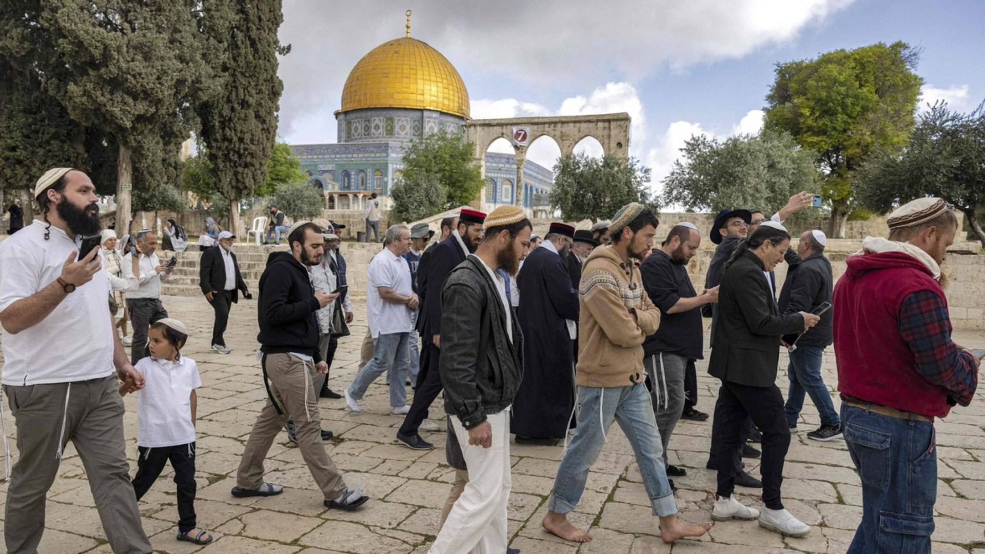 مستوطنون متطرفون يقتحمون المسجد الأقصى
