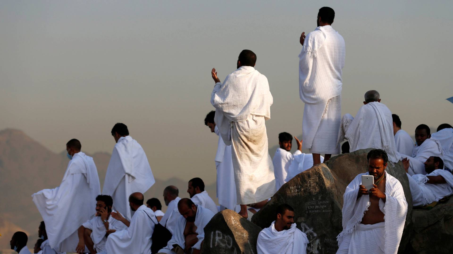 حجاج يقفون على جبل عرفات