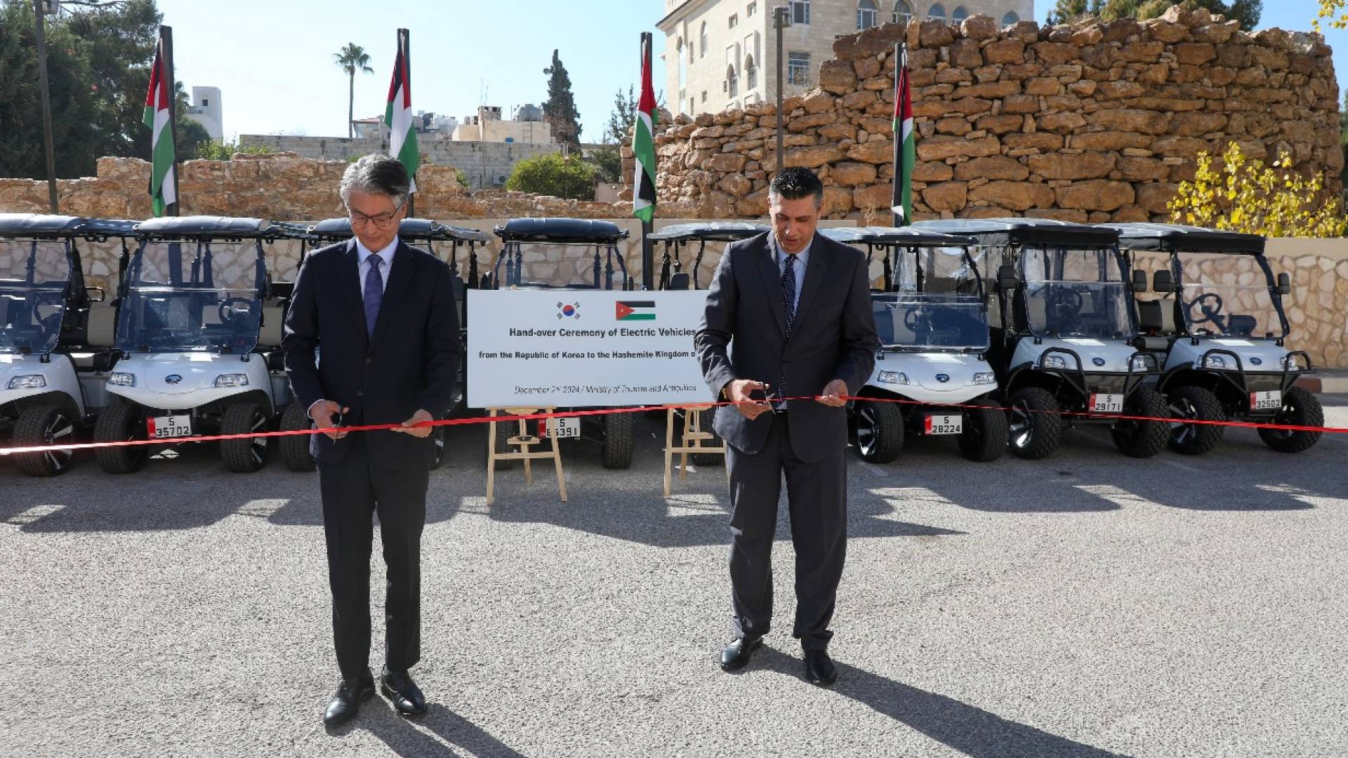 كوريا الجنوبية تهدي الأردن 10سيارات كهربائية كهدية.. تفاصيل