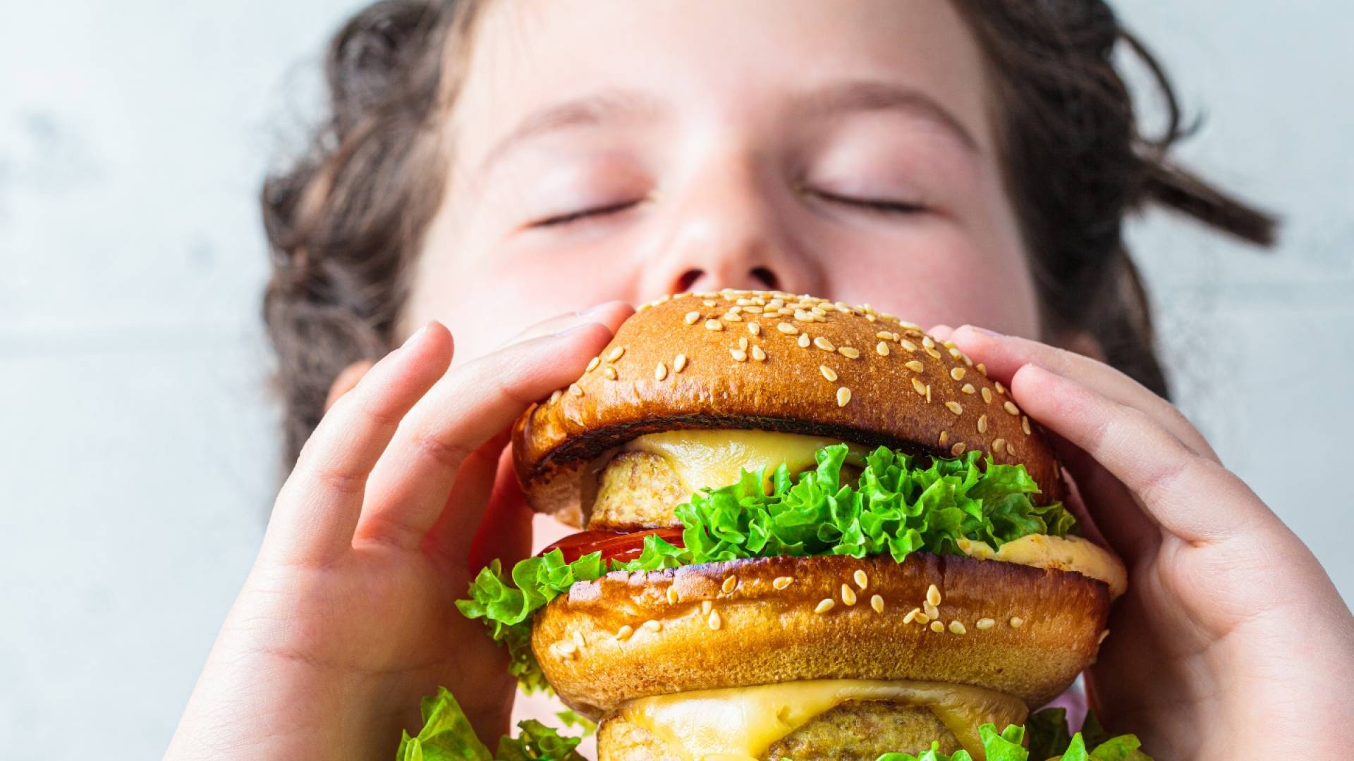 طفلة تتناول الطعام