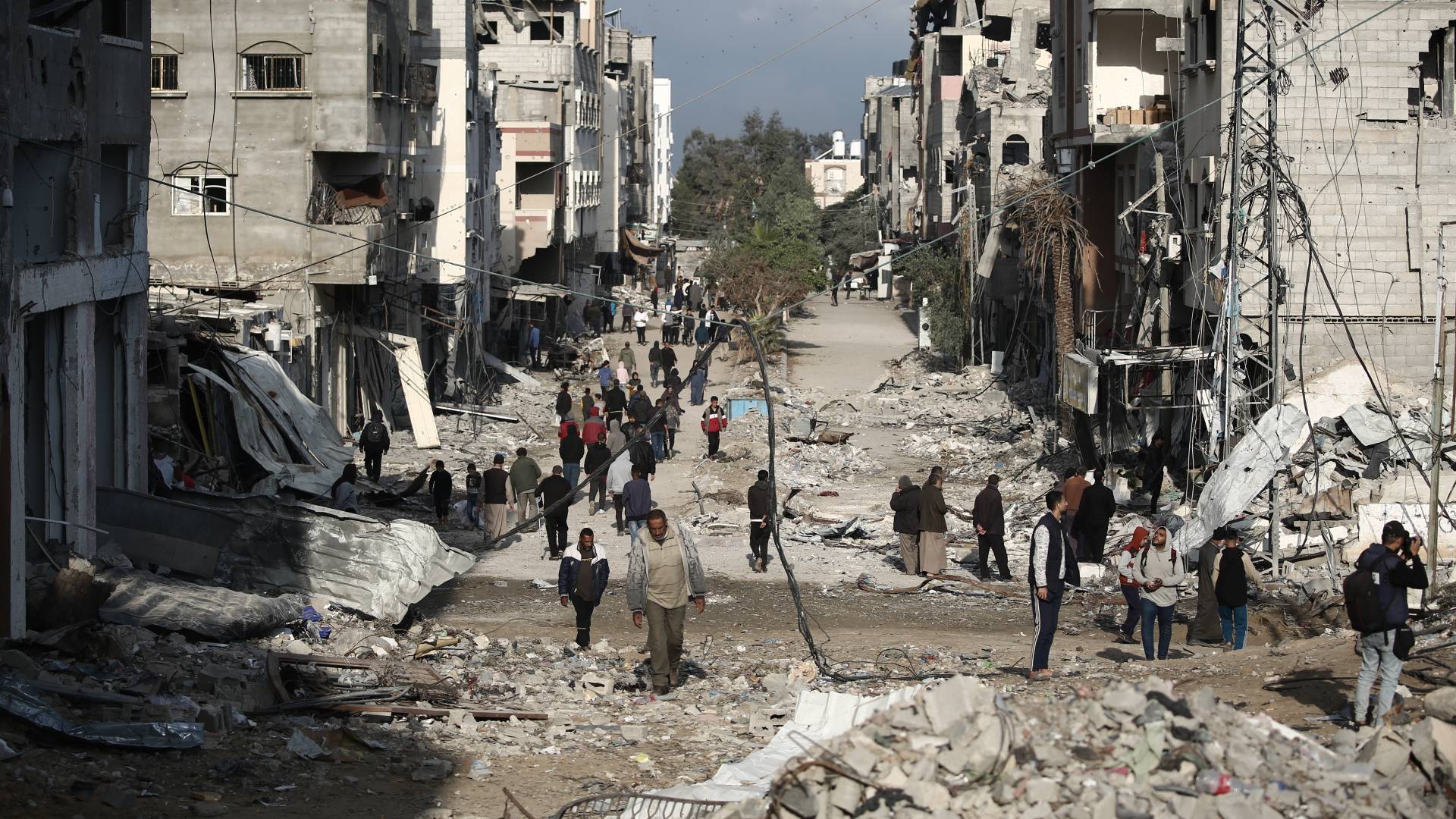 فلسطينيون يسيرون في النصيرات وسط قطاع غزة بعد قصف الاحتلال