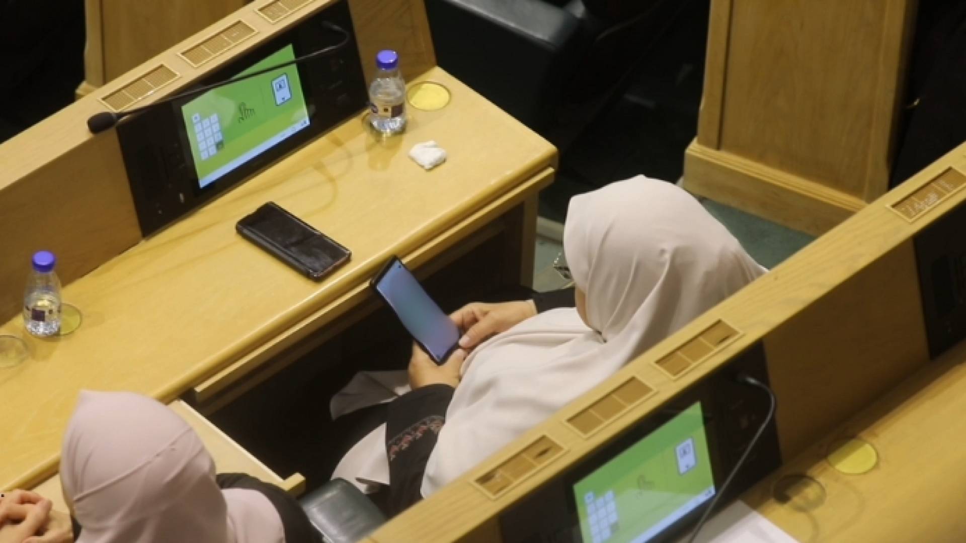 عضو من مجلس النواب خلال استخدامه للهاتف