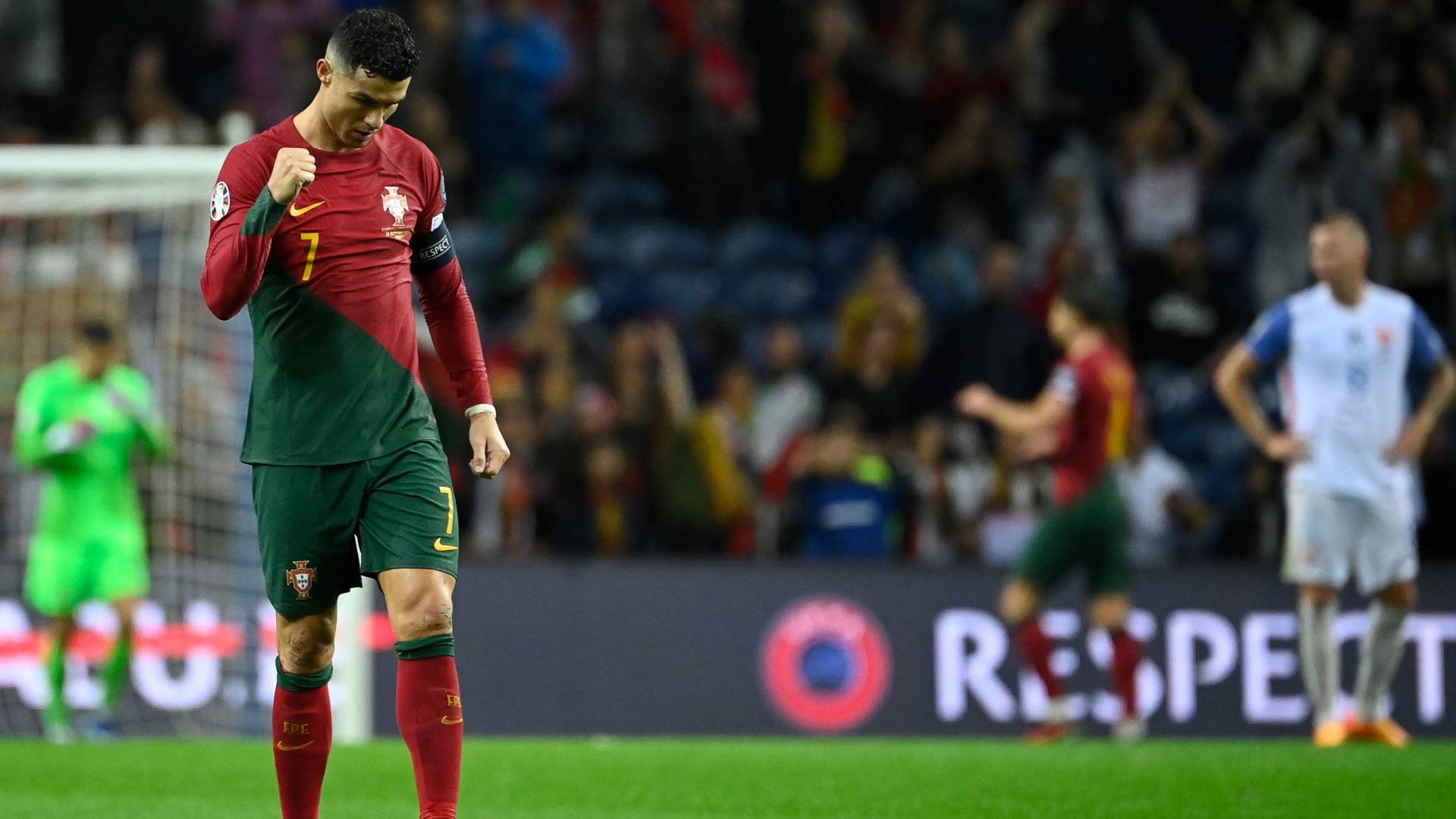 كريستيانو رونالدو يحتفل بهدف سابق