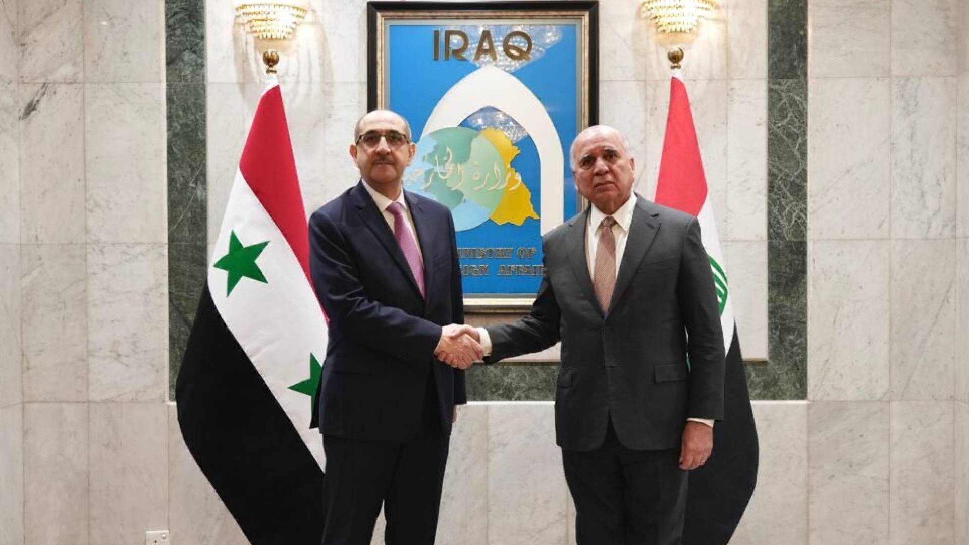 وزير الخارجية السوري بسام الصباغ ونظيره العراقي فؤاد حسين