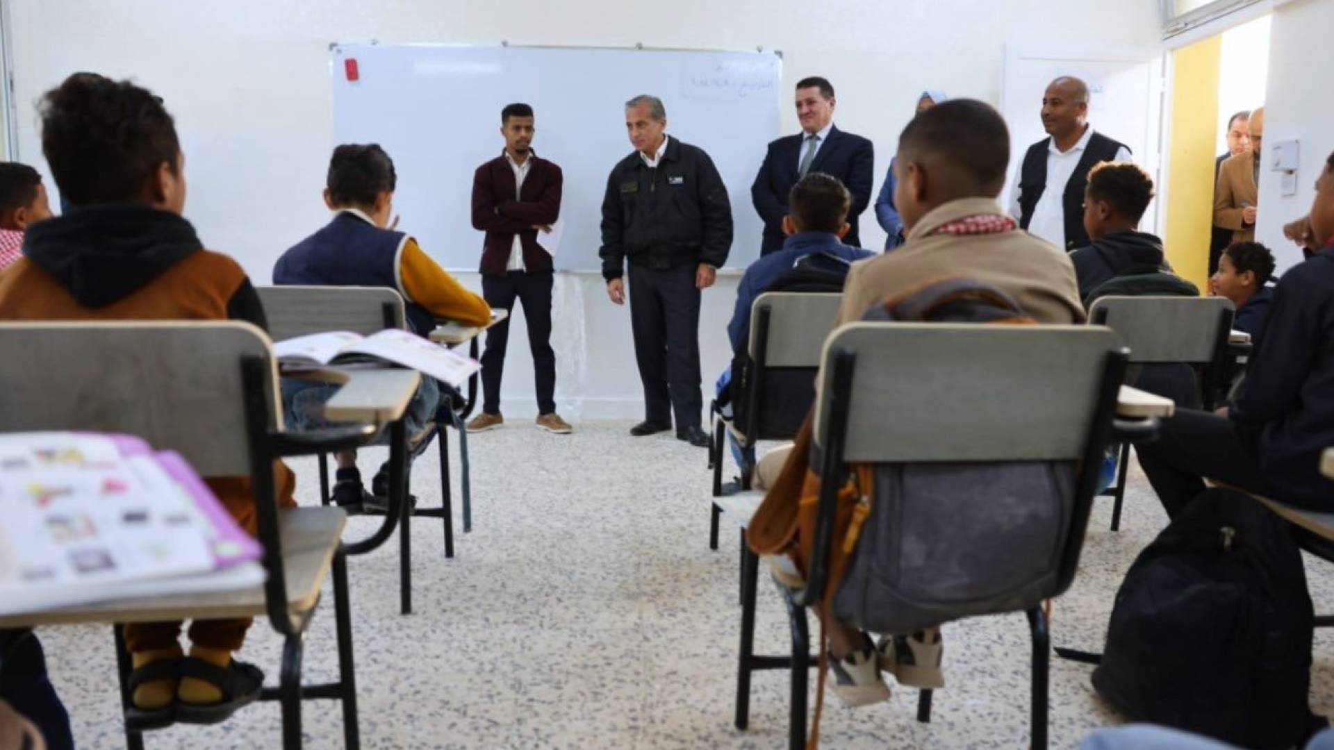 رئيس الوزراء جعفر حسان خلال تفقد المدرسة