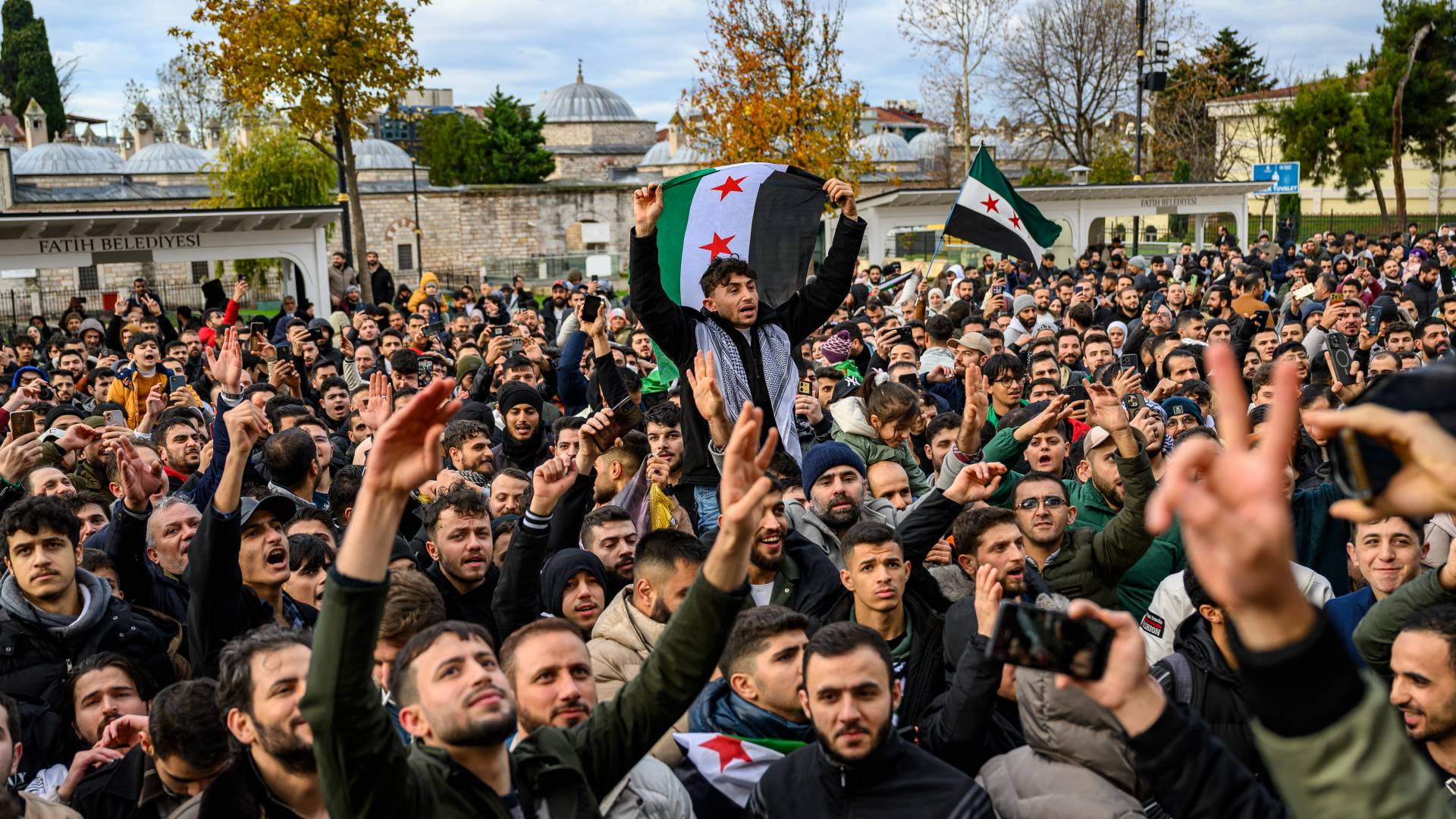 سوريون يحتفلون بسقوط نظام بشار الأسد