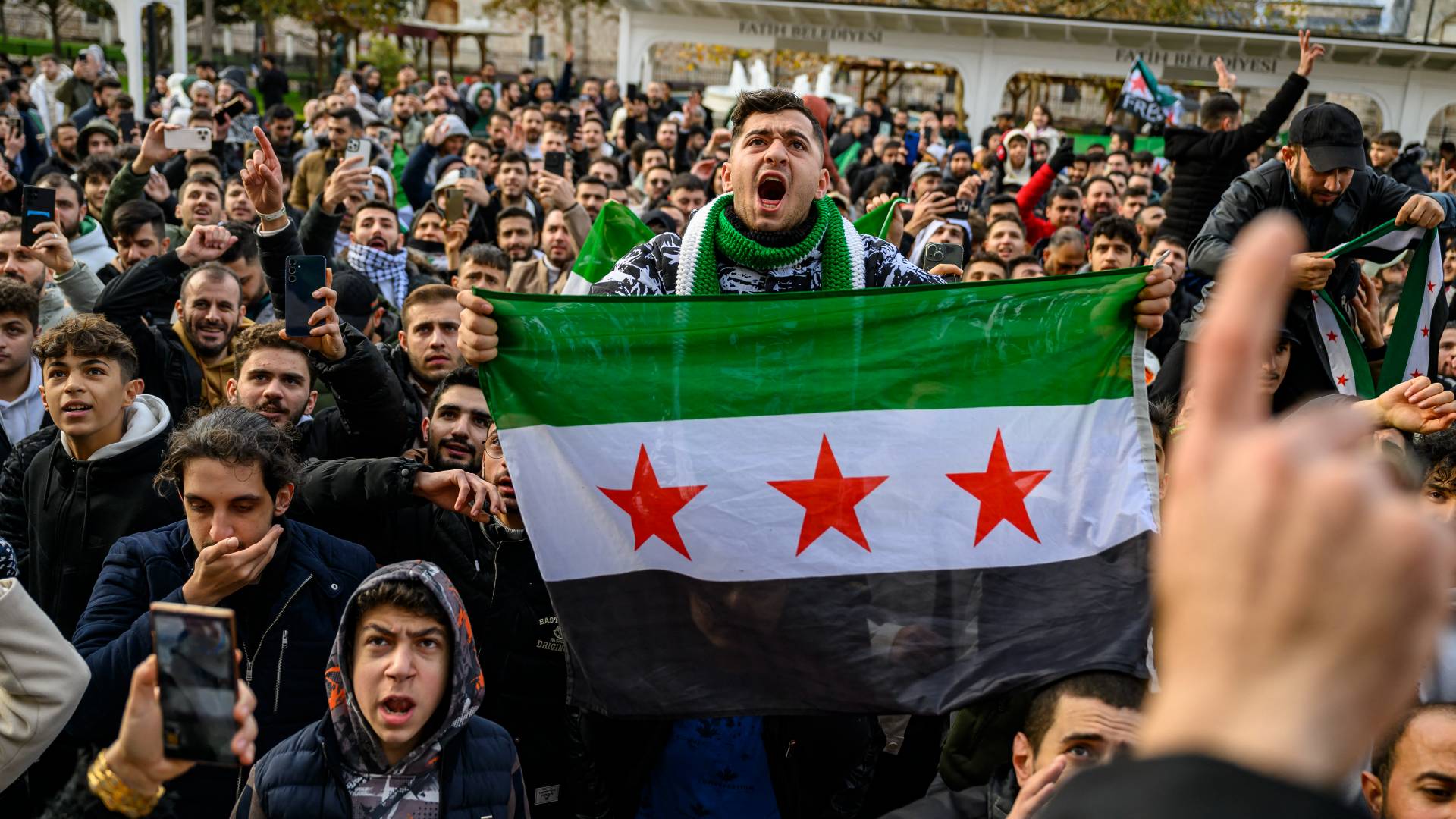 سوريون يحتفلون بسقوط نظام بشار الأسد