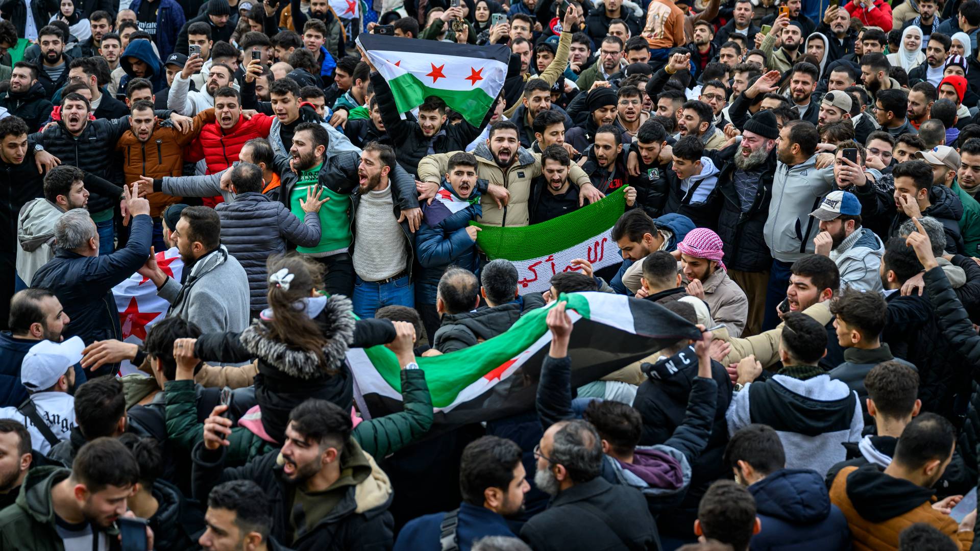 سوريون يحتفلون بسقوط نظام الأسد في سوريا