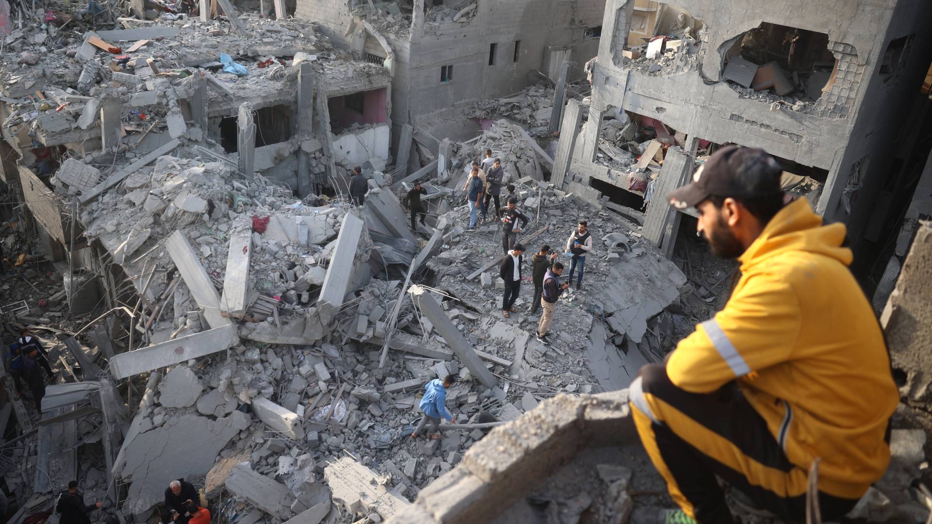 فلسطينيون يتفقدون الأضرار بعد غارة للاحتلال على مخيم النصيرات للاجئين في وسط قطاع غزة