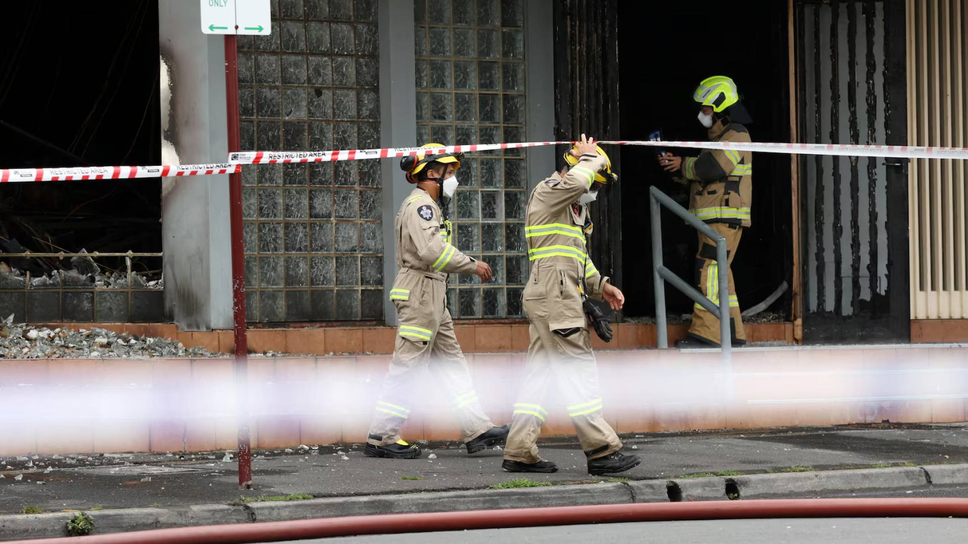 رجال الدفاع المدني خارج موقع حريق الكنيس اليهودي