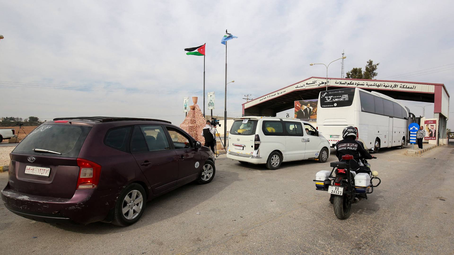 سوريون يعودون إلى أرض وطنهم