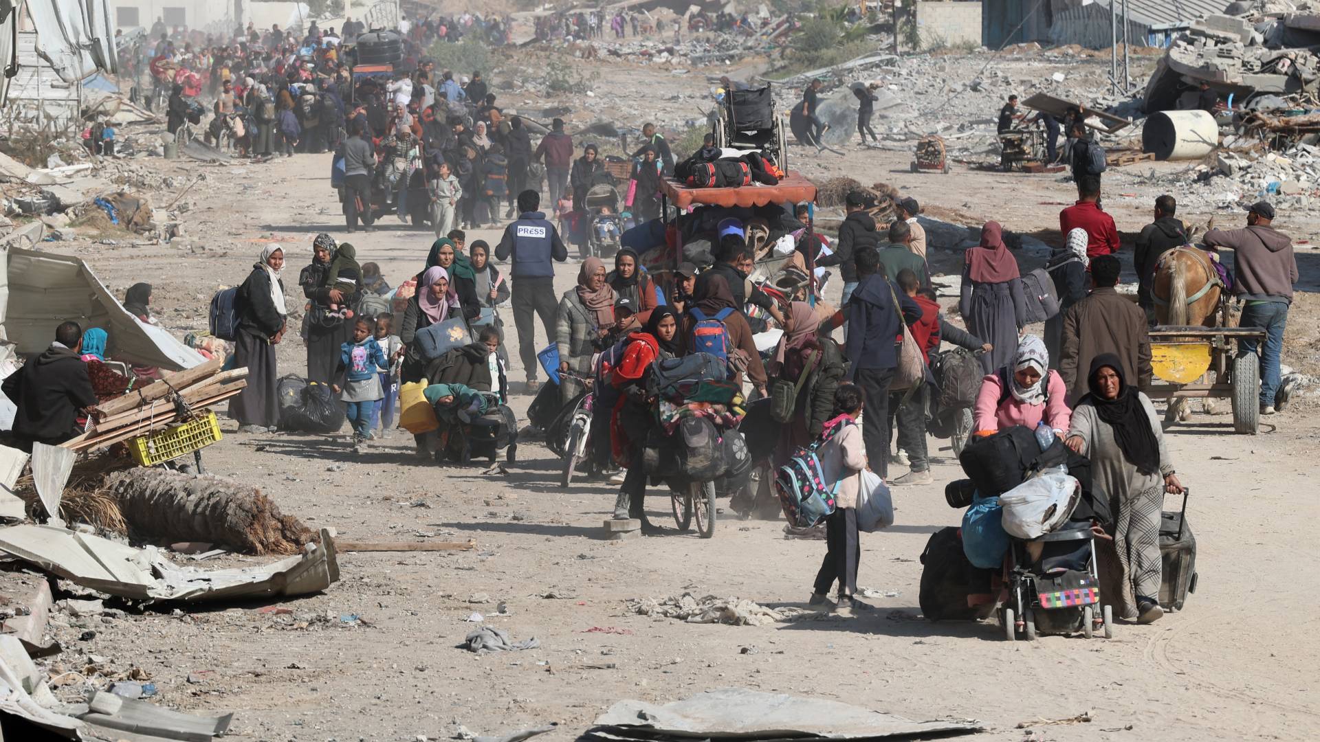 نزوح عائلات فلسطينية في غزة