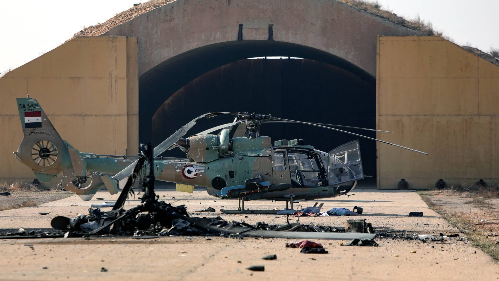 مروحية تابعة للجيش السوري محترقة بعد أن ضرب جيش الاحتلال مستودعات أسلحة بالقرب من مطار المزة العسكري