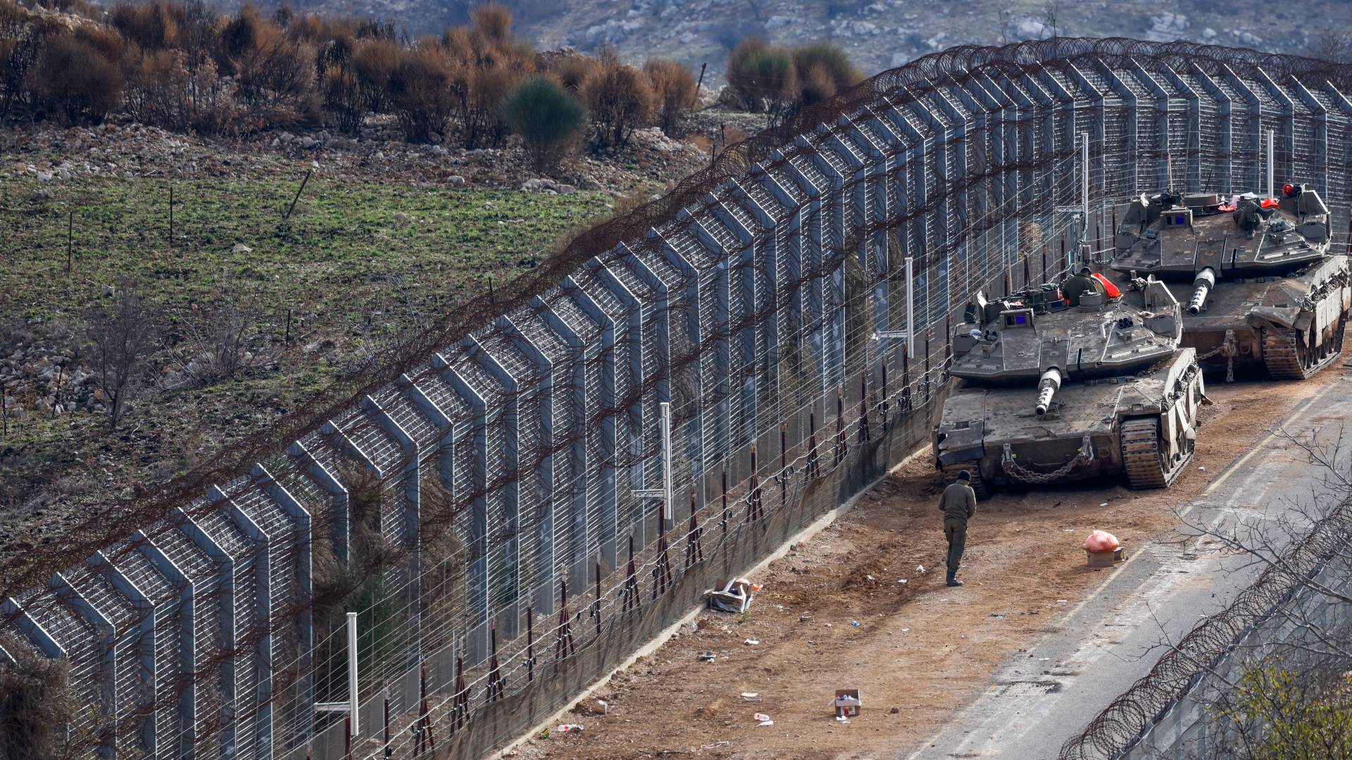 مركبات عسكرية للاحتلال متمركزة بالقرب من قرية مجدل شمس