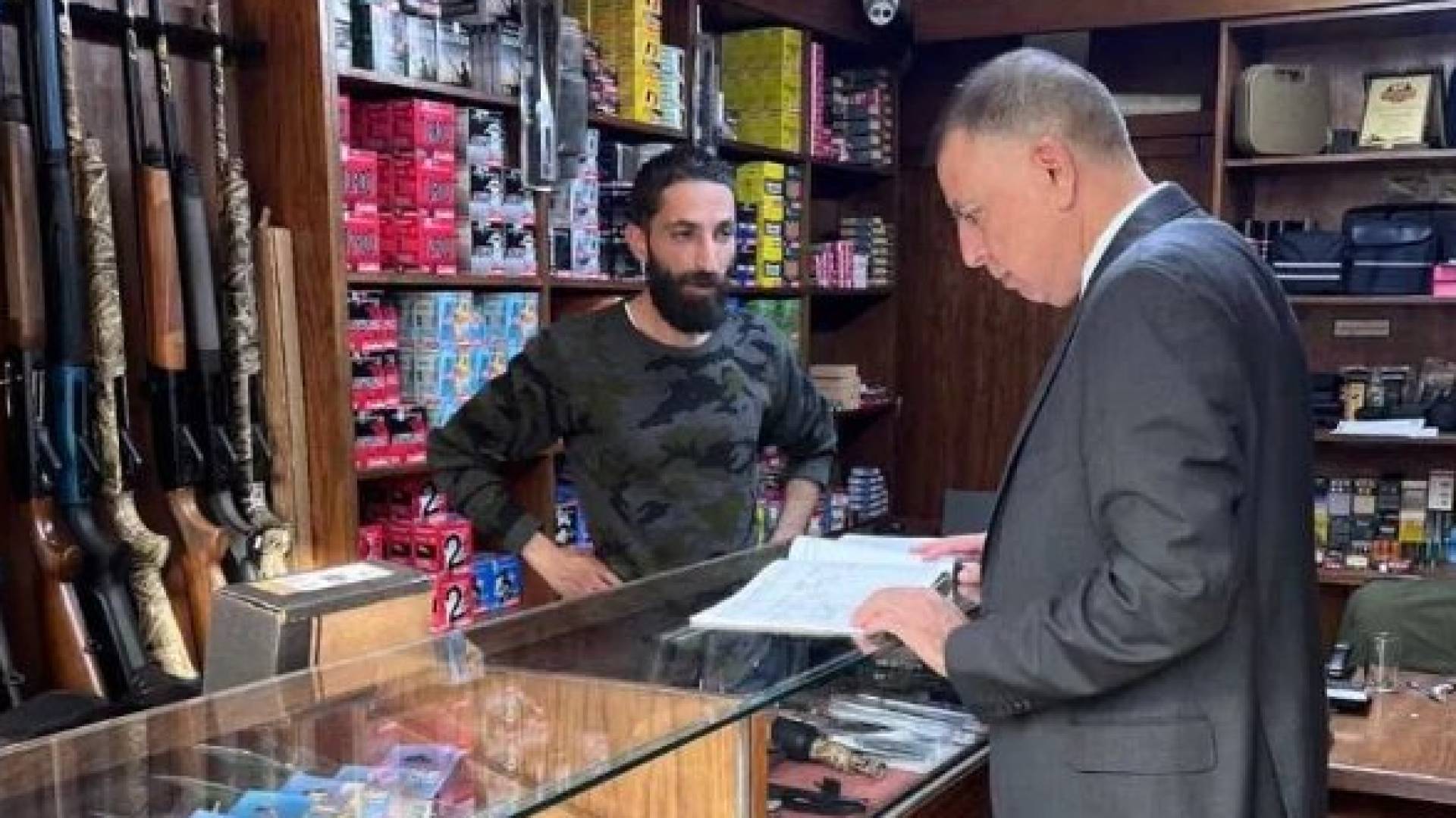 الفراية يتفقد محلات الأسلحة والذخائر في وسط البلد بعمان بشكل مفاجئ