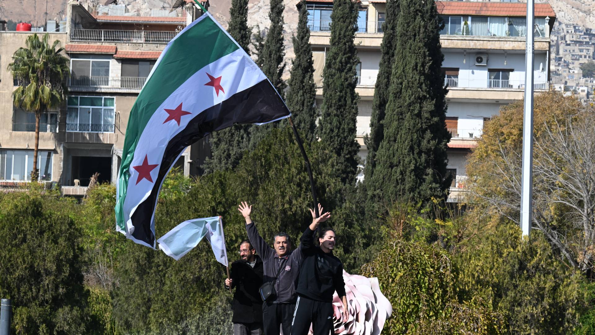 سوريون يحتفلون بسقوط نظام بشار الأسد