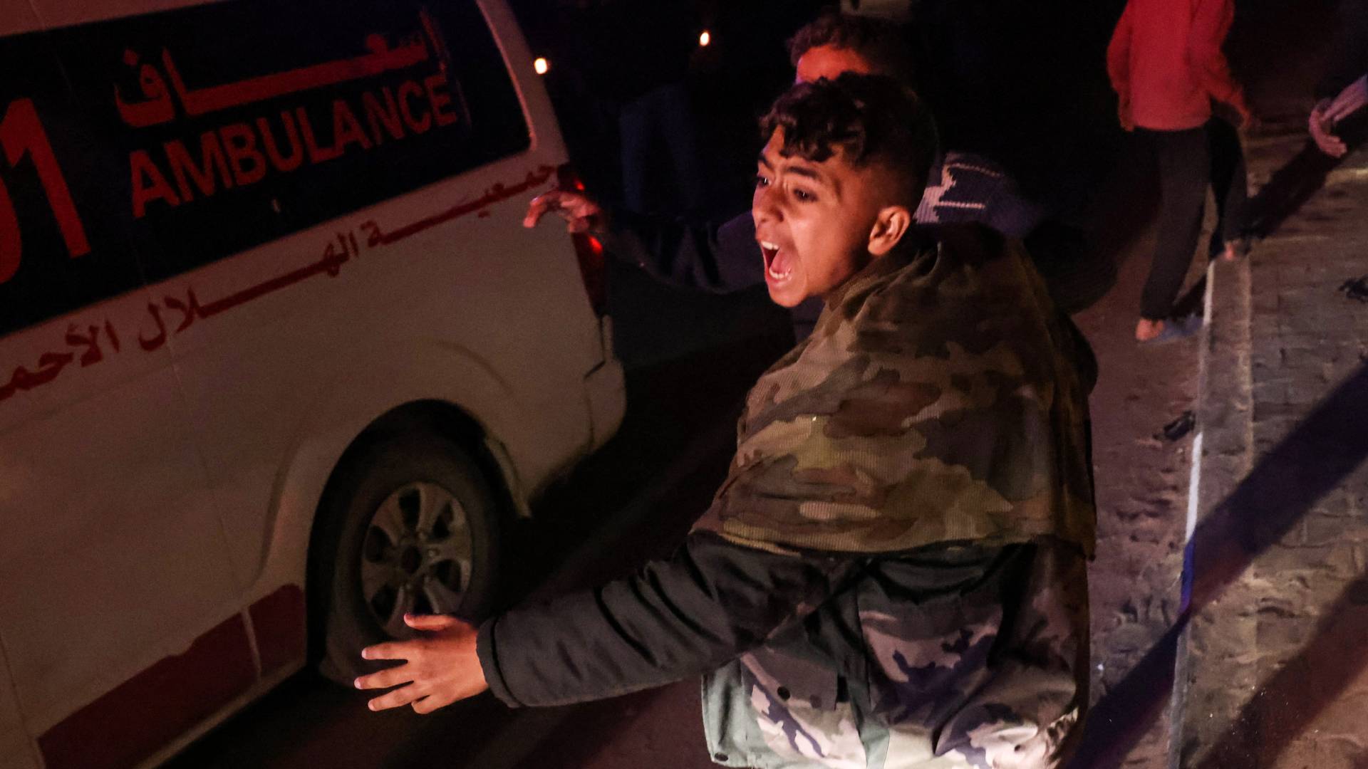 فتى فلسطيني يصرخ وسط الغاارت العنيفة في غزة