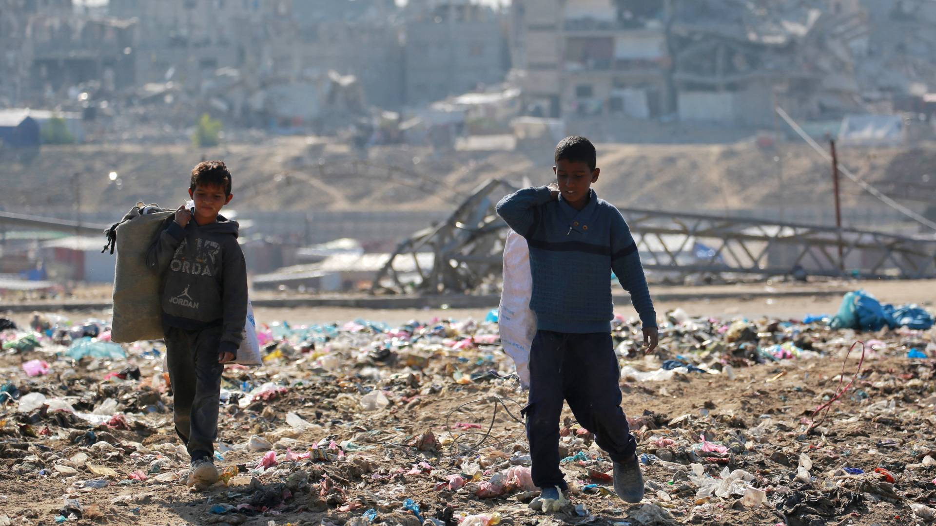 أطفال يبحثون عن أشياء يمكن إنقاذها في مكب النفايات في خان يونس
