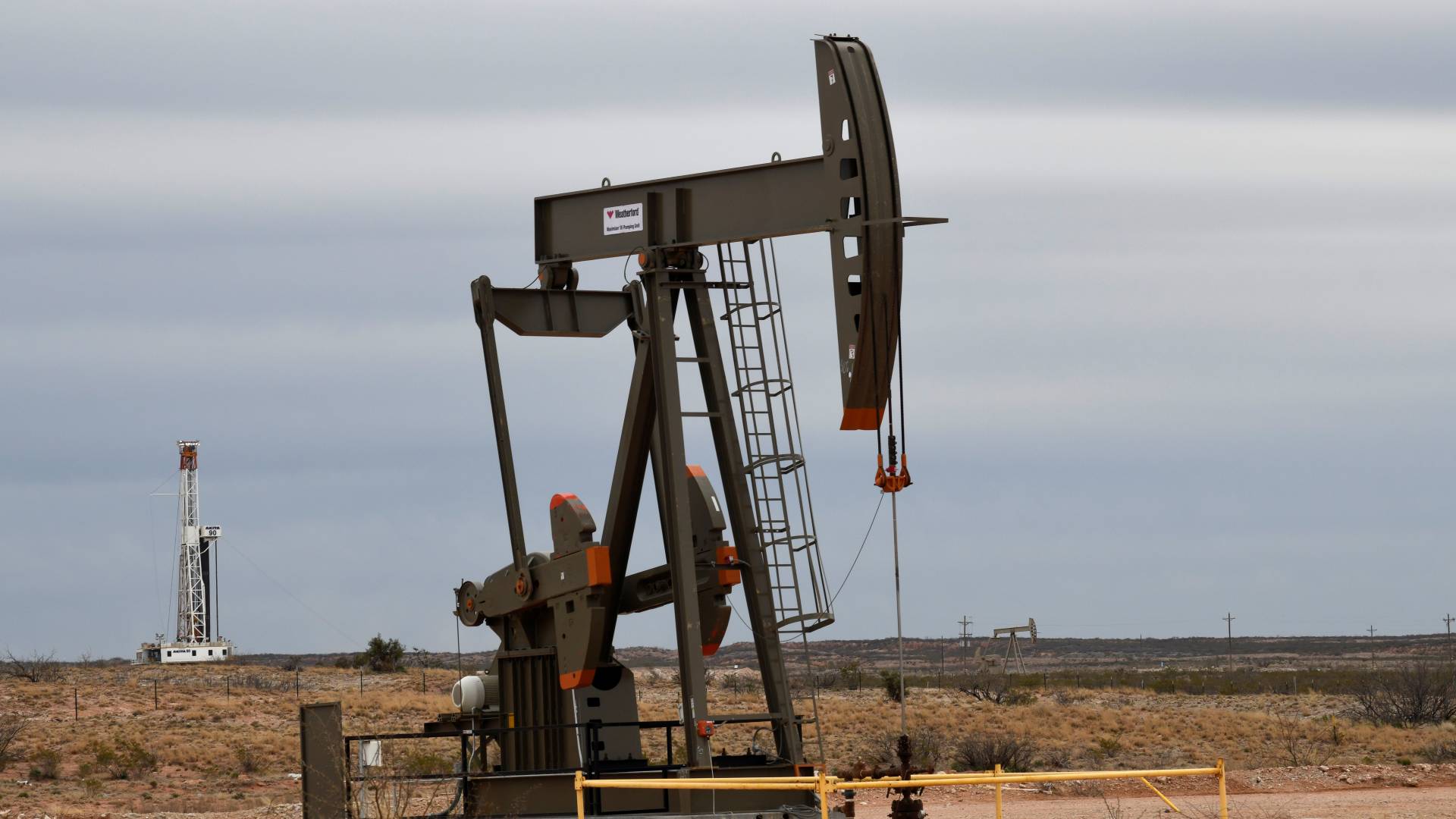 استخراج النفط - أرشيفية