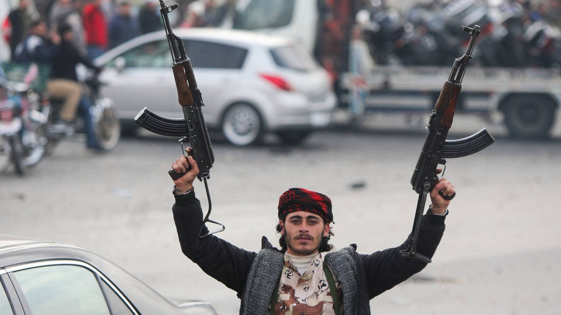 مقاتل يحتفل في ساحة الأمويين في دمشق في 8 ديسمبر 2024