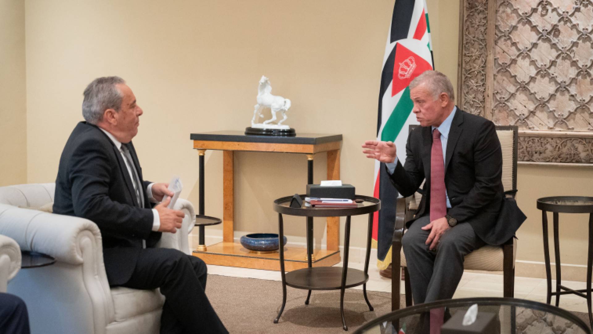 الملك يستقبل وزير الدفاع القبرصي