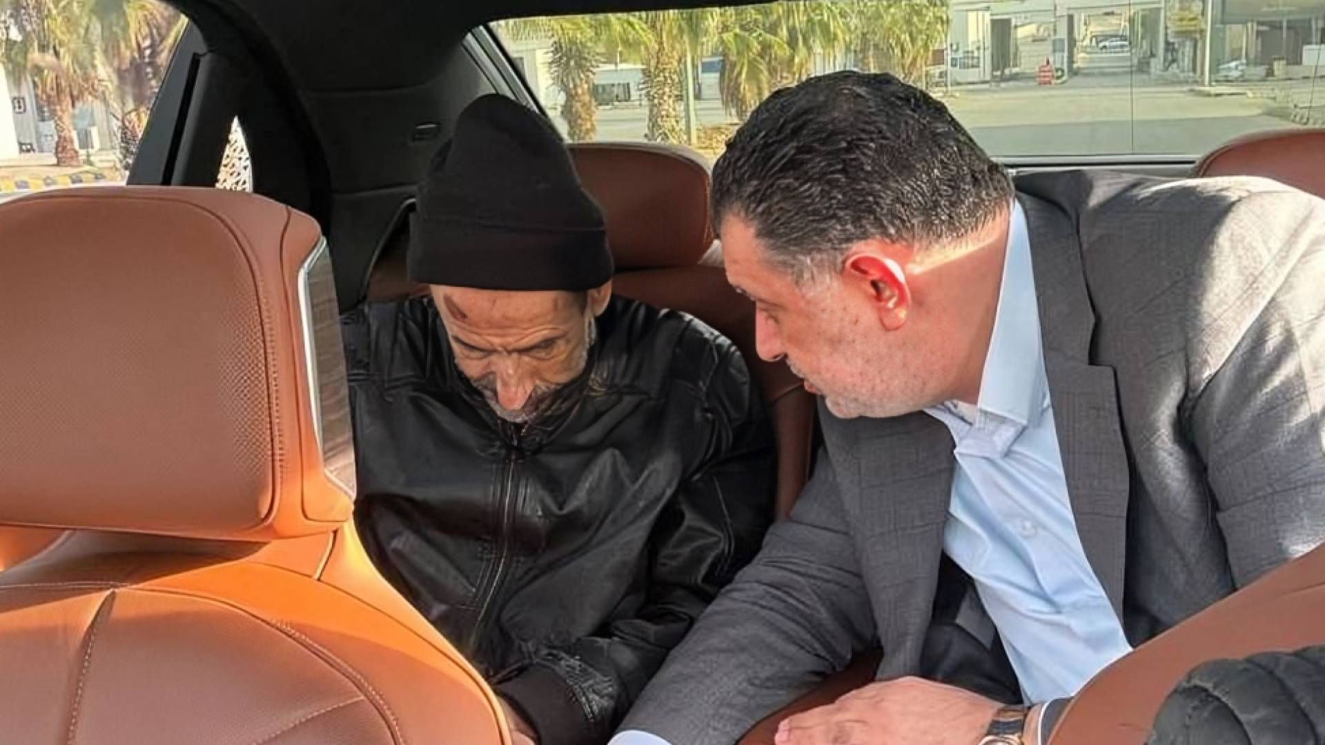 الوزير الأسبق نضال البطاينة لحظة استقبال الشخص المجهول الذي كان يعتقد أنه أسامة البطاينة