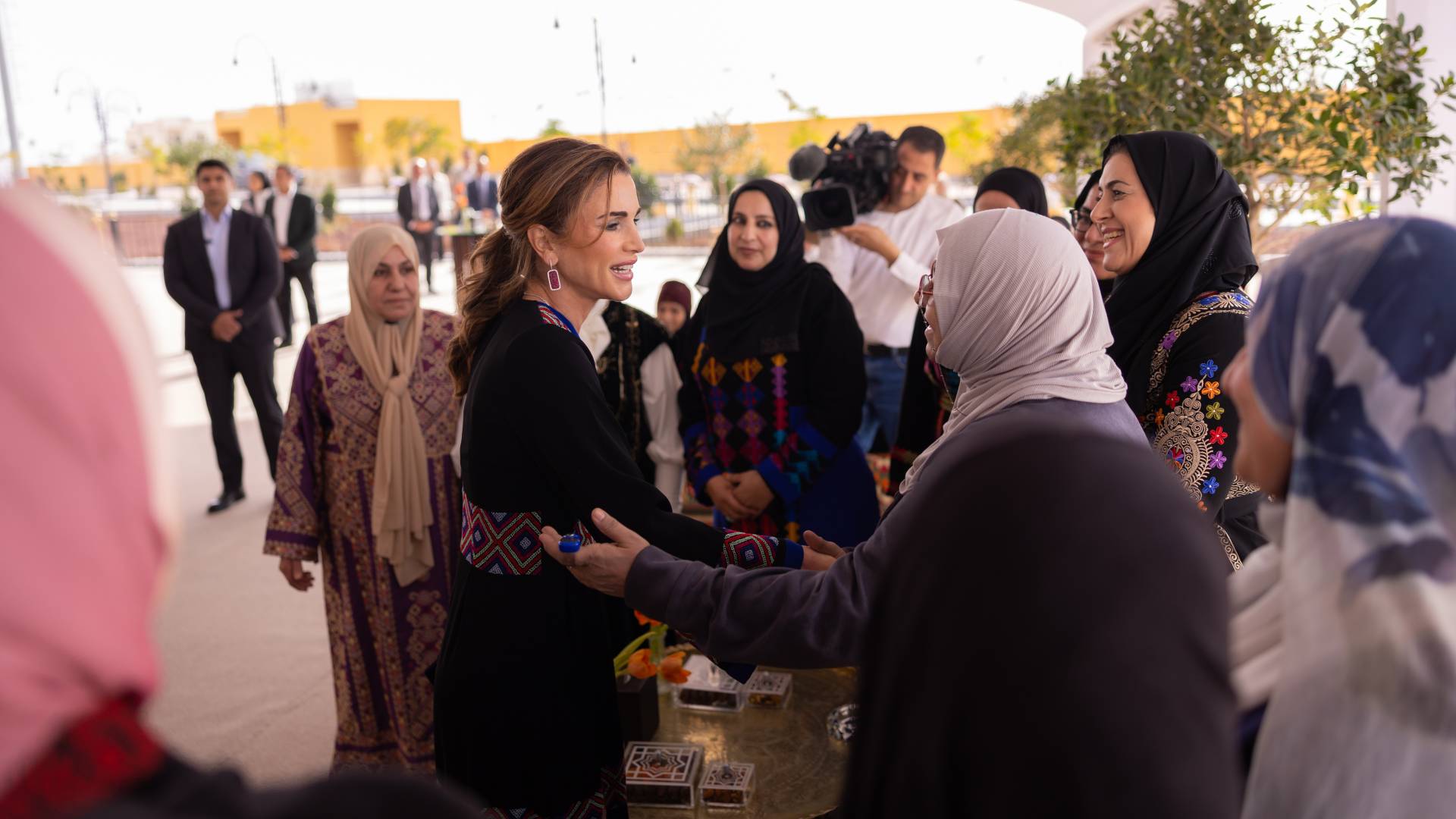 جلالة الملكة رانيا مع سيدات سحاب