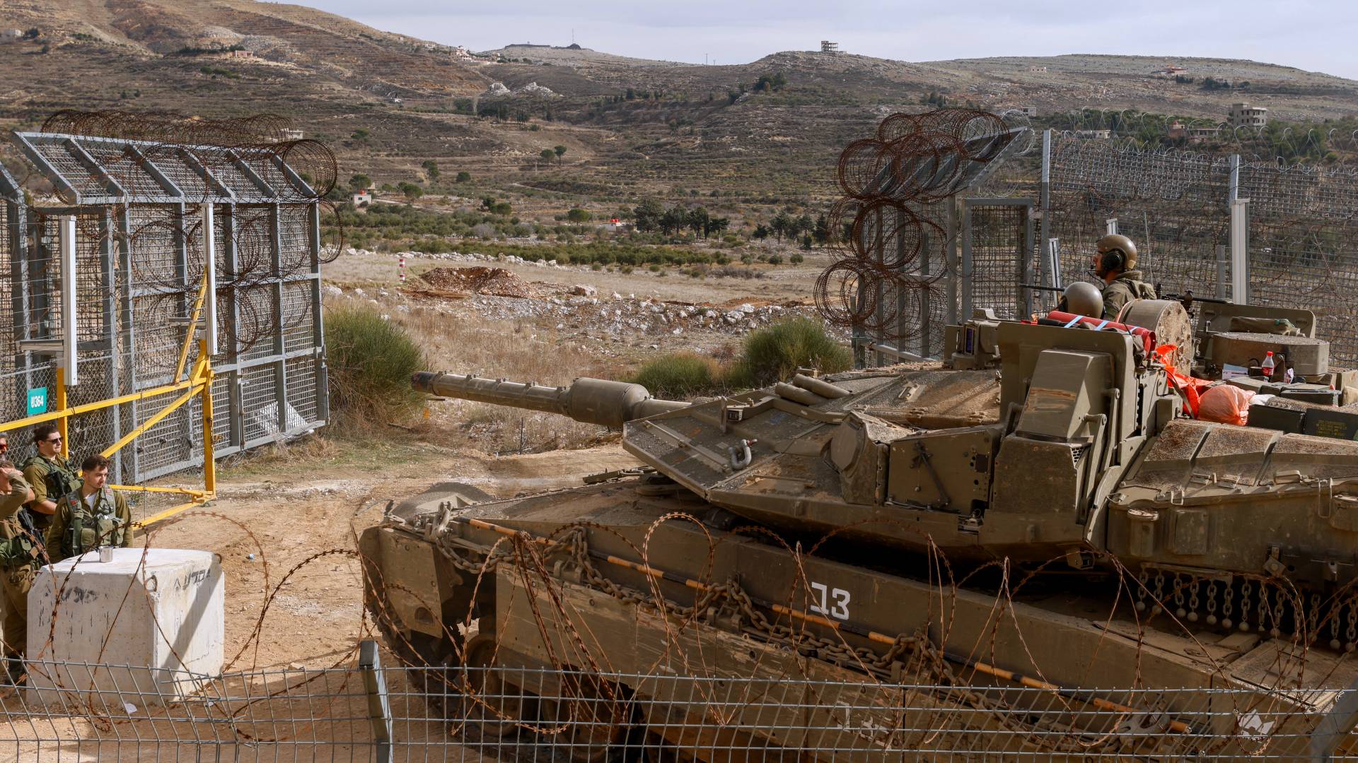 قوات عسكرية للاحتلال تعبر السياج إلى المنطقة العازلة مع سوريا