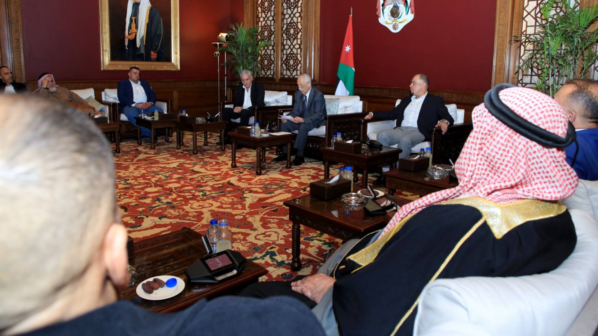رئيس الديوان الملكي الهاشمي يوسف العيسوي خلال لقائه وفدا من أبناء منطقة الكتة بمحافظة جرش