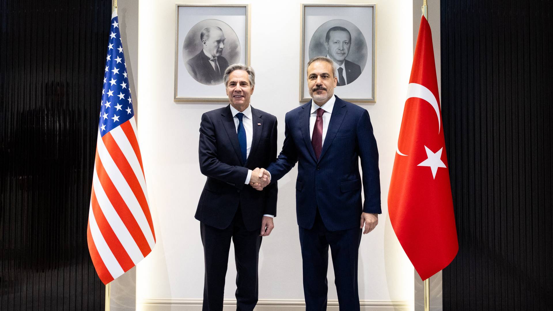 وزير الخارجية التركي هاكان فيدان (يمين) يصافح وزير الخارجية الأمريكي أنتوني بلينكن (يسار).