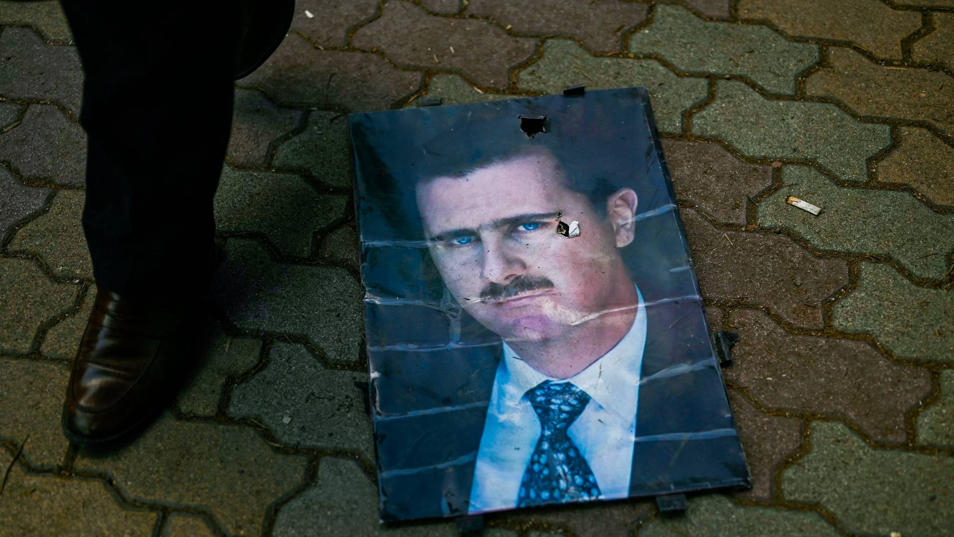 صورة بشار الأسد على الأرض