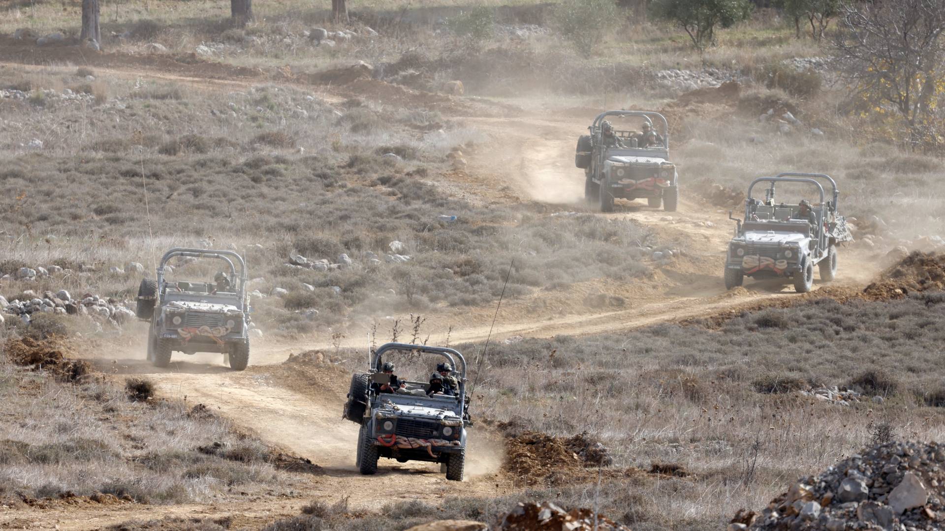 مركبات عسكرية للاحتلال تعود من المنطقة العازلة مع سوريا