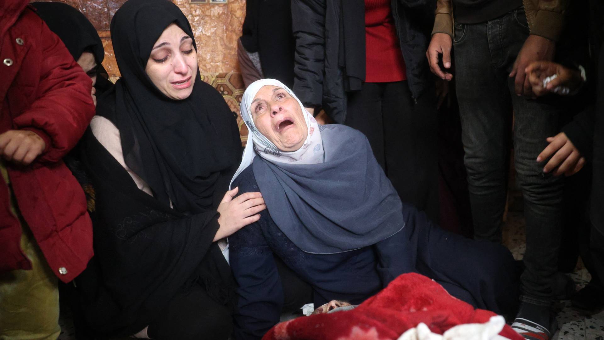 الفلسطينيون ينعون أقاربهم الذين ارتقوا في غارة جوية للاحتلال، قبل جنازتهم في مخيم النصيرات